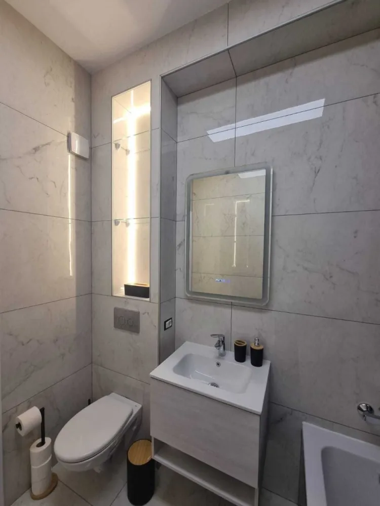 BRASADAS închiriază Ap 2 Cam 63mp Et6/7 PARCARE 2024 Marriot - Agenția imobiliara BRASADAS închiriază apartament cu 2 camere, complet mobilat si utilat in Marriot.

Apartamentul are o suprafata de 63 mp si se afla la ETAJUL 5/7 intr-un bloc finalizat in anul 2024.

Imobilul este mobilat in stil modern si utilat pentru mutarea imediata, dotat atat cu toate electrocasnicele necesare (frigider incorporabil, masina de spalat vase, plita electrica, cuptor incorporabil, cuptor cu microunde, fierbator apa, prajitor paine, aparat de facut cafea, masina de spalat rufe, 2 aere conditionate, 2 televizoare smart TV) cat si cu obiectele necesare in bucatarie ( vesela, pahare, tacamuri, etc).

Apartamentul are un balcon generos, amenajat si inchis cu geamuri termopan.

Loc de parcare subteran inclus in pret. 

Pentru mai multe oferte accesați www.brasadas.com.