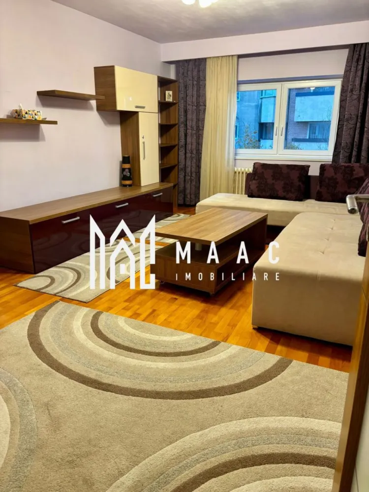 Apartament 2 camere | 60 mp | Etaj 3 - MAAC Imobiliare vă propune spre vânzare un apartament modern, spațios și eficient compartimentat, situat în zona Gării – una dintre cele mai accesibile și bine cotate zone ale orașului, ideală atât pentru locuit, cât și pentru investiție.

Proprietatea dispune de o suprafață utilă de 60 mp, la care se adaugă un balcon închis de 6 mp, oferind un spațiu suplimentar perfect pentru relaxare sau depozitare. Apartamentul este situat la etajul 3 din 8, într-un imobil prevăzut cu lift, și beneficiază de o compartimentare decomandată, ce asigură un grad ridicat de confort și intimitate.

Locuința este dotată cu centrală termică proprie, asigurând un control optim al temperaturii și costurilor. Bucătăria este complet echipată cu frigider, plită pe gaz și hotă, iar confortul zilnic este completat de prezența mașinii de spălat rufe și a mașinii de spălat vase. Baia este amenajată cu cadă cu hidromasaj, oferind un plus de relaxare.

Localizarea reprezintă un avantaj major, apartamentul fiind situat la doar aproximativ 10 minute de mers pe jos de centrul orașului, centre comerciale și unități medicale. Zona este liniștită, cu acces facil către principalele puncte de interes și beneficiază de locuri de parcare gratuite și suficiente.

Această proprietate reprezintă o alegere excelentă pentru un cuplu, o persoană activă sau pentru cei care caută o investiție sigură într-o zonă bine dezvoltată.

Pentru mai multe detalii sau pentru programarea unei vizionări, vă invităm să ne contactați și să specificati ID: CP3015334