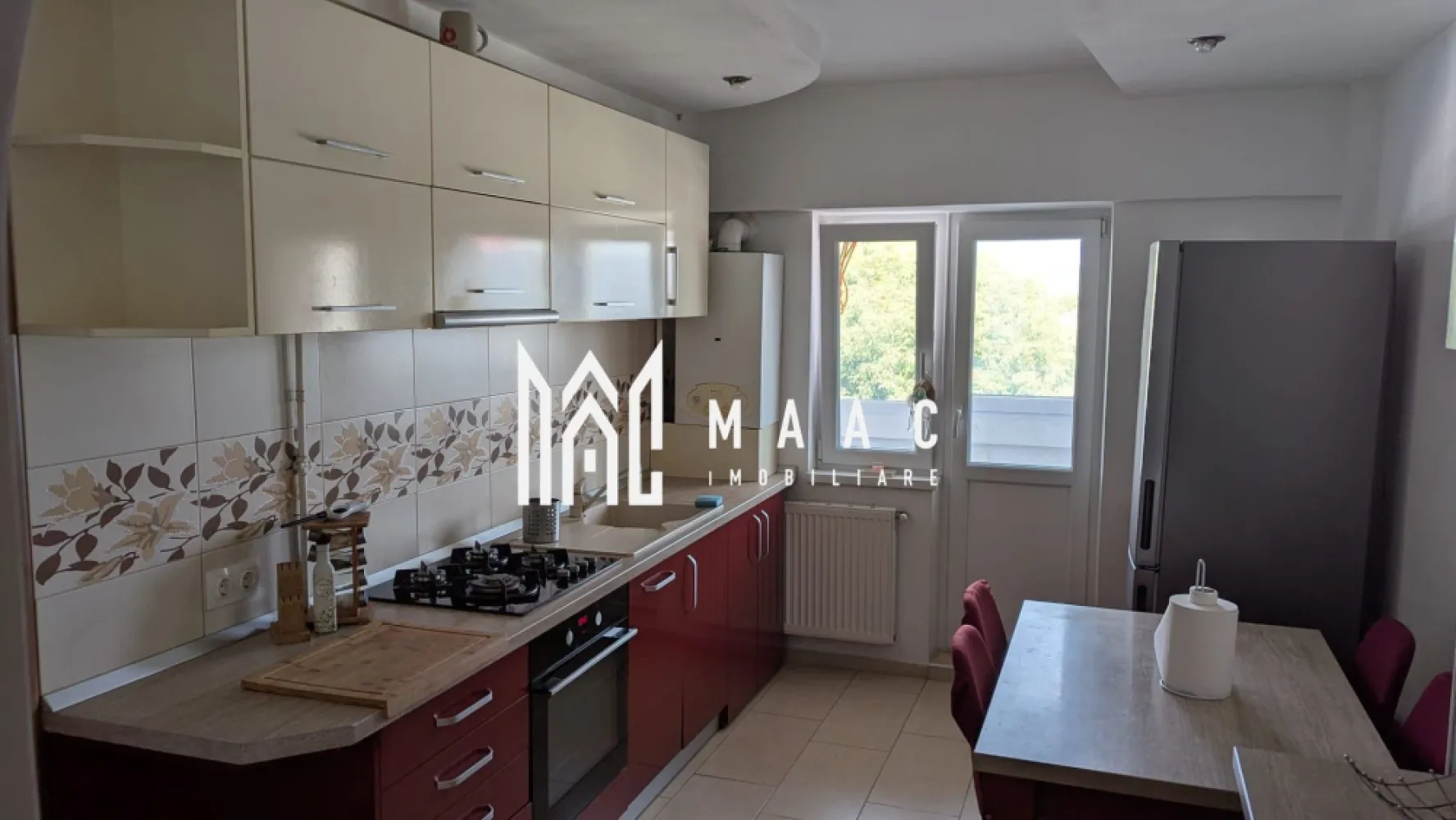 Apartament 2 camere | 60 mp | Etaj 3 - MAAC Imobiliare vă propune spre vânzare un apartament modern, spațios și eficient compartimentat, situat în zona Gării – una dintre cele mai accesibile și bine cotate zone ale orașului, ideală atât pentru locuit, cât și pentru investiție.

Proprietatea dispune de o suprafață utilă de 60 mp, la care se adaugă un balcon închis de 6 mp, oferind un spațiu suplimentar perfect pentru relaxare sau depozitare. Apartamentul este situat la etajul 3 din 8, într-un imobil prevăzut cu lift, și beneficiază de o compartimentare decomandată, ce asigură un grad ridicat de confort și intimitate.

Locuința este dotată cu centrală termică proprie, asigurând un control optim al temperaturii și costurilor. Bucătăria este complet echipată cu frigider, plită pe gaz și hotă, iar confortul zilnic este completat de prezența mașinii de spălat rufe și a mașinii de spălat vase. Baia este amenajată cu cadă cu hidromasaj, oferind un plus de relaxare.

Localizarea reprezintă un avantaj major, apartamentul fiind situat la doar aproximativ 10 minute de mers pe jos de centrul orașului, centre comerciale și unități medicale. Zona este liniștită, cu acces facil către principalele puncte de interes și beneficiază de locuri de parcare gratuite și suficiente.

Această proprietate reprezintă o alegere excelentă pentru un cuplu, o persoană activă sau pentru cei care caută o investiție sigură într-o zonă bine dezvoltată.

Pentru mai multe detalii sau pentru programarea unei vizionări, vă invităm să ne contactați și să specificati ID: CP3015334