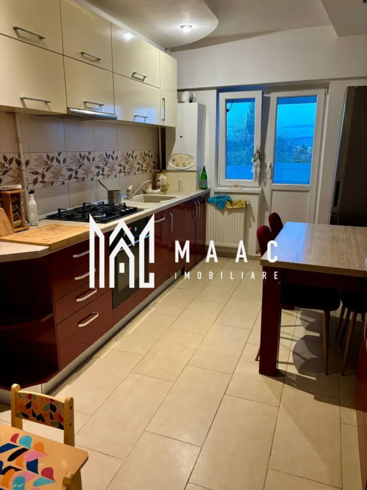 Apartament 2 camere | 60 mp | Etaj 3 - MAAC Imobiliare vă propune spre vânzare un apartament modern, spațios și eficient compartimentat, situat în zona Gării – una dintre cele mai accesibile și bine cotate zone ale orașului, ideală atât pentru locuit, cât și pentru investiție.

Proprietatea dispune de o suprafață utilă de 60 mp, la care se adaugă un balcon închis de 6 mp, oferind un spațiu suplimentar perfect pentru relaxare sau depozitare. Apartamentul este situat la etajul 3 din 8, într-un imobil prevăzut cu lift, și beneficiază de o compartimentare decomandată, ce asigură un grad ridicat de confort și intimitate.

Locuința este dotată cu centrală termică proprie, asigurând un control optim al temperaturii și costurilor. Bucătăria este complet echipată cu frigider, plită pe gaz și hotă, iar confortul zilnic este completat de prezența mașinii de spălat rufe și a mașinii de spălat vase. Baia este amenajată cu cadă cu hidromasaj, oferind un plus de relaxare.

Localizarea reprezintă un avantaj major, apartamentul fiind situat la doar aproximativ 10 minute de mers pe jos de centrul orașului, centre comerciale și unități medicale. Zona este liniștită, cu acces facil către principalele puncte de interes și beneficiază de locuri de parcare gratuite și suficiente.

Această proprietate reprezintă o alegere excelentă pentru un cuplu, o persoană activă sau pentru cei care caută o investiție sigură într-o zonă bine dezvoltată.

Pentru mai multe detalii sau pentru programarea unei vizionări, vă invităm să ne contactați și să specificati ID: CP3015334