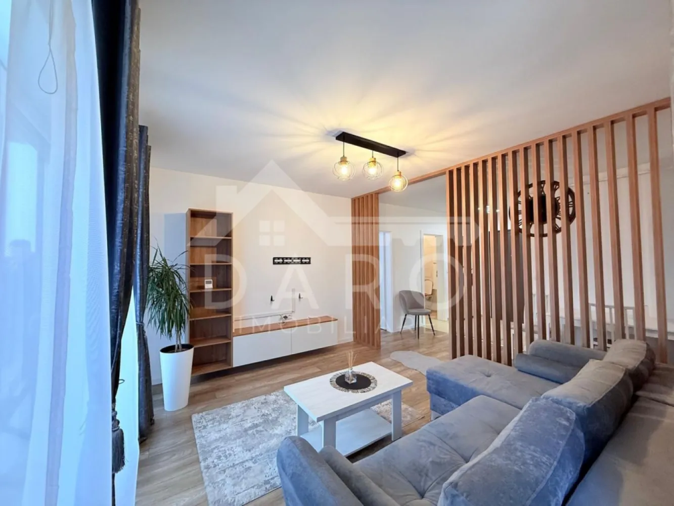 🔥 APARTAMENT ULTRA MODERN 2 CAMERE + PARCARE – MAURER RESIDENCE – 450 - 🔥 APARTAMENT ULTRA MODERN 2 CAMERE + PARCARE – MAURER RESIDENCE – 450 €/LUNĂ 🔥
📍 Târgu Mureș · Maurer Residence
🏡 Apartament | Închiriere | 2 camere | Complex rezidențial premium
✨ Dacă îți dorești un apartament care chiar impresionează de la prima vedere, acesta este genul de proprietate care nu stă mult pe piață.
Se oferă spre închiriere un apartament modern, elegant și extrem de bine pus la punct, situat în Maurer Residence, unul dintre cele mai apreciate ansambluri rezidențiale din Târgu Mureș.
Locuința se remarcă printr-un design actual, finisaje de foarte bun gust, spații deschise, lumină naturală din plin și o atmosferă premium, caldă și primitoare. Este apartamentul ideal pentru cineva care nu caută doar o chirie, ci un loc în care să se simtă cu adevărat acasă.
✨ Compartimentare practică și spectaculoasă:
✔️ living generos, luminos și foarte elegant, amenajat modern 🛋️
✔️ bucătărie open space, complet mobilată și utilată, cu design actual 🍳
✔️ dormitor spațios, aerisit, cu dressing încăpător și acces la balcon 🛏️
✔️ baie modernă, foarte bine finisată, cu aspect premium 🛁
✔️ cameră tehnică / spațiu de spălătorie – extrem de util pentru organizare 🧺
✔️ balcon foarte mare, ideal pentru cafeaua de dimineață sau momente de relaxare 🌿
💎 Dotări care fac diferența:
✔️ apartament complet mobilat și utilat
✔️ finisaje moderne, atent alese
✔️ living separat vizual prin riflaje decorative – efect wow garantat
✔️ bucătărie echipată complet: plită, cuptor electric, cuptor cu microunde, frigider
✔️ baie cu oglindă smart
✔️ camere luminoase, deschise și foarte aerisite ☀️
✔️ mobilier modern, în nuanțe calde și elegante
✔️ loc de parcare propriu inclus 🚗
✔️ boxă pentru depozitare
📍 De ce Maurer Residence?
Pentru că vorbim despre un complex rezidențial premium, cu blocuri noi, arhitectură modernă, atmosferă liniștită și acces rapid către punctele importante din oraș.
În complex ai un cadru plăcut și civilizat, iar în apropiere găsești:
☕ cafenele
🛒 Lidl și alte magazine alimentare
🚌 acces facil către oraș
🌆 un ambient modern, curat și bine organizat
💰 Preț: 450 €/lună
📞 0749 535 729 – pentru detalii și vizionare
🤝 Proprietate promovată prin DARO Imobiliare
💡 Te gândești să îți cumperi propriul apartament?
Prin Kiwi Finance beneficiezi de:
✔️ analiză GRATUITĂ a eligibilității
✔️ acces la oferte de la peste 12 bănci
✔️ negocierea dobânzii în favoarea ta
✔️ suport complet până la semnare
🚀 Genul de apartament care se închiriază rapid: modern, elegant, cu personalitate și într-un complex unde chiar merită să locuiești.