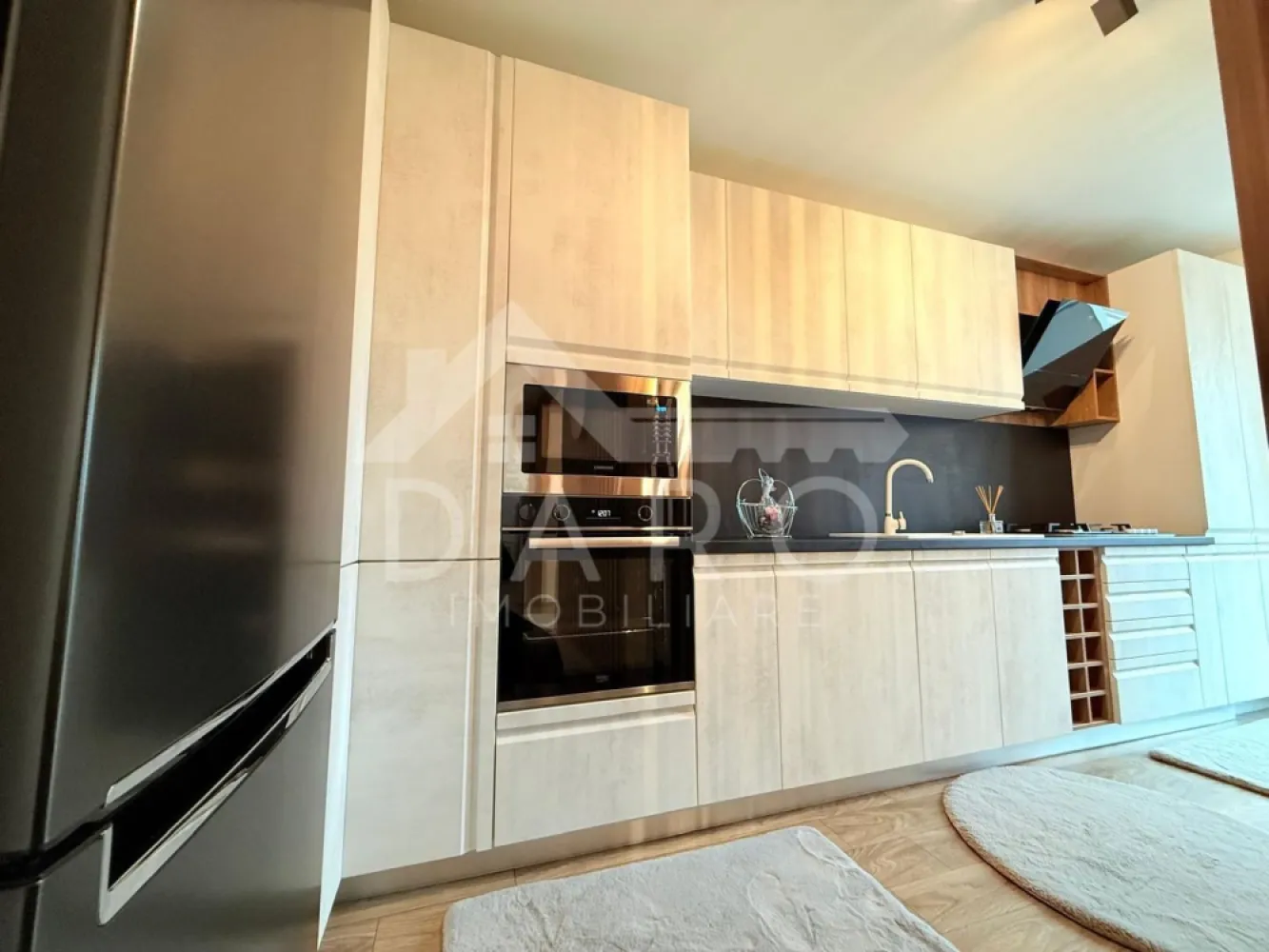 🔥 APARTAMENT ULTRA MODERN 2 CAMERE + PARCARE – MAURER RESIDENCE – 450 - 🔥 APARTAMENT ULTRA MODERN 2 CAMERE + PARCARE – MAURER RESIDENCE – 450 €/LUNĂ 🔥
📍 Târgu Mureș · Maurer Residence
🏡 Apartament | Închiriere | 2 camere | Complex rezidențial premium
✨ Dacă îți dorești un apartament care chiar impresionează de la prima vedere, acesta este genul de proprietate care nu stă mult pe piață.
Se oferă spre închiriere un apartament modern, elegant și extrem de bine pus la punct, situat în Maurer Residence, unul dintre cele mai apreciate ansambluri rezidențiale din Târgu Mureș.
Locuința se remarcă printr-un design actual, finisaje de foarte bun gust, spații deschise, lumină naturală din plin și o atmosferă premium, caldă și primitoare. Este apartamentul ideal pentru cineva care nu caută doar o chirie, ci un loc în care să se simtă cu adevărat acasă.
✨ Compartimentare practică și spectaculoasă:
✔️ living generos, luminos și foarte elegant, amenajat modern 🛋️
✔️ bucătărie open space, complet mobilată și utilată, cu design actual 🍳
✔️ dormitor spațios, aerisit, cu dressing încăpător și acces la balcon 🛏️
✔️ baie modernă, foarte bine finisată, cu aspect premium 🛁
✔️ cameră tehnică / spațiu de spălătorie – extrem de util pentru organizare 🧺
✔️ balcon foarte mare, ideal pentru cafeaua de dimineață sau momente de relaxare 🌿
💎 Dotări care fac diferența:
✔️ apartament complet mobilat și utilat
✔️ finisaje moderne, atent alese
✔️ living separat vizual prin riflaje decorative – efect wow garantat
✔️ bucătărie echipată complet: plită, cuptor electric, cuptor cu microunde, frigider
✔️ baie cu oglindă smart
✔️ camere luminoase, deschise și foarte aerisite ☀️
✔️ mobilier modern, în nuanțe calde și elegante
✔️ loc de parcare propriu inclus 🚗
✔️ boxă pentru depozitare
📍 De ce Maurer Residence?
Pentru că vorbim despre un complex rezidențial premium, cu blocuri noi, arhitectură modernă, atmosferă liniștită și acces rapid către punctele importante din oraș.
În complex ai un cadru plăcut și civilizat, iar în apropiere găsești:
☕ cafenele
🛒 Lidl și alte magazine alimentare
🚌 acces facil către oraș
🌆 un ambient modern, curat și bine organizat
💰 Preț: 450 €/lună
📞 0749 535 729 – pentru detalii și vizionare
🤝 Proprietate promovată prin DARO Imobiliare
💡 Te gândești să îți cumperi propriul apartament?
Prin Kiwi Finance beneficiezi de:
✔️ analiză GRATUITĂ a eligibilității
✔️ acces la oferte de la peste 12 bănci
✔️ negocierea dobânzii în favoarea ta
✔️ suport complet până la semnare
🚀 Genul de apartament care se închiriază rapid: modern, elegant, cu personalitate și într-un complex unde chiar merită să locuiești.