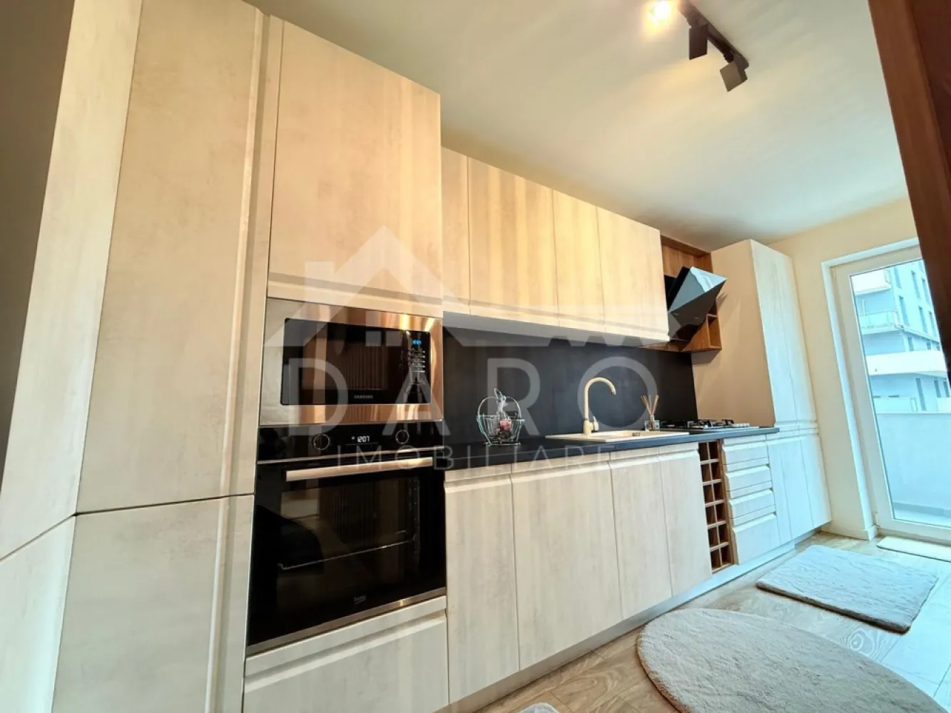 🔥 APARTAMENT ULTRA MODERN 2 CAMERE + PARCARE – MAURER RESIDENCE – 450 - 🔥 APARTAMENT ULTRA MODERN 2 CAMERE + PARCARE – MAURER RESIDENCE – 450 €/LUNĂ 🔥
📍 Târgu Mureș · Maurer Residence
🏡 Apartament | Închiriere | 2 camere | Complex rezidențial premium
✨ Dacă îți dorești un apartament care chiar impresionează de la prima vedere, acesta este genul de proprietate care nu stă mult pe piață.
Se oferă spre închiriere un apartament modern, elegant și extrem de bine pus la punct, situat în Maurer Residence, unul dintre cele mai apreciate ansambluri rezidențiale din Târgu Mureș.
Locuința se remarcă printr-un design actual, finisaje de foarte bun gust, spații deschise, lumină naturală din plin și o atmosferă premium, caldă și primitoare. Este apartamentul ideal pentru cineva care nu caută doar o chirie, ci un loc în care să se simtă cu adevărat acasă.
✨ Compartimentare practică și spectaculoasă:
✔️ living generos, luminos și foarte elegant, amenajat modern 🛋️
✔️ bucătărie open space, complet mobilată și utilată, cu design actual 🍳
✔️ dormitor spațios, aerisit, cu dressing încăpător și acces la balcon 🛏️
✔️ baie modernă, foarte bine finisată, cu aspect premium 🛁
✔️ cameră tehnică / spațiu de spălătorie – extrem de util pentru organizare 🧺
✔️ balcon foarte mare, ideal pentru cafeaua de dimineață sau momente de relaxare 🌿
💎 Dotări care fac diferența:
✔️ apartament complet mobilat și utilat
✔️ finisaje moderne, atent alese
✔️ living separat vizual prin riflaje decorative – efect wow garantat
✔️ bucătărie echipată complet: plită, cuptor electric, cuptor cu microunde, frigider
✔️ baie cu oglindă smart
✔️ camere luminoase, deschise și foarte aerisite ☀️
✔️ mobilier modern, în nuanțe calde și elegante
✔️ loc de parcare propriu inclus 🚗
✔️ boxă pentru depozitare
📍 De ce Maurer Residence?
Pentru că vorbim despre un complex rezidențial premium, cu blocuri noi, arhitectură modernă, atmosferă liniștită și acces rapid către punctele importante din oraș.
În complex ai un cadru plăcut și civilizat, iar în apropiere găsești:
☕ cafenele
🛒 Lidl și alte magazine alimentare
🚌 acces facil către oraș
🌆 un ambient modern, curat și bine organizat
💰 Preț: 450 €/lună
📞 0749 535 729 – pentru detalii și vizionare
🤝 Proprietate promovată prin DARO Imobiliare
💡 Te gândești să îți cumperi propriul apartament?
Prin Kiwi Finance beneficiezi de:
✔️ analiză GRATUITĂ a eligibilității
✔️ acces la oferte de la peste 12 bănci
✔️ negocierea dobânzii în favoarea ta
✔️ suport complet până la semnare
🚀 Genul de apartament care se închiriază rapid: modern, elegant, cu personalitate și într-un complex unde chiar merită să locuiești.