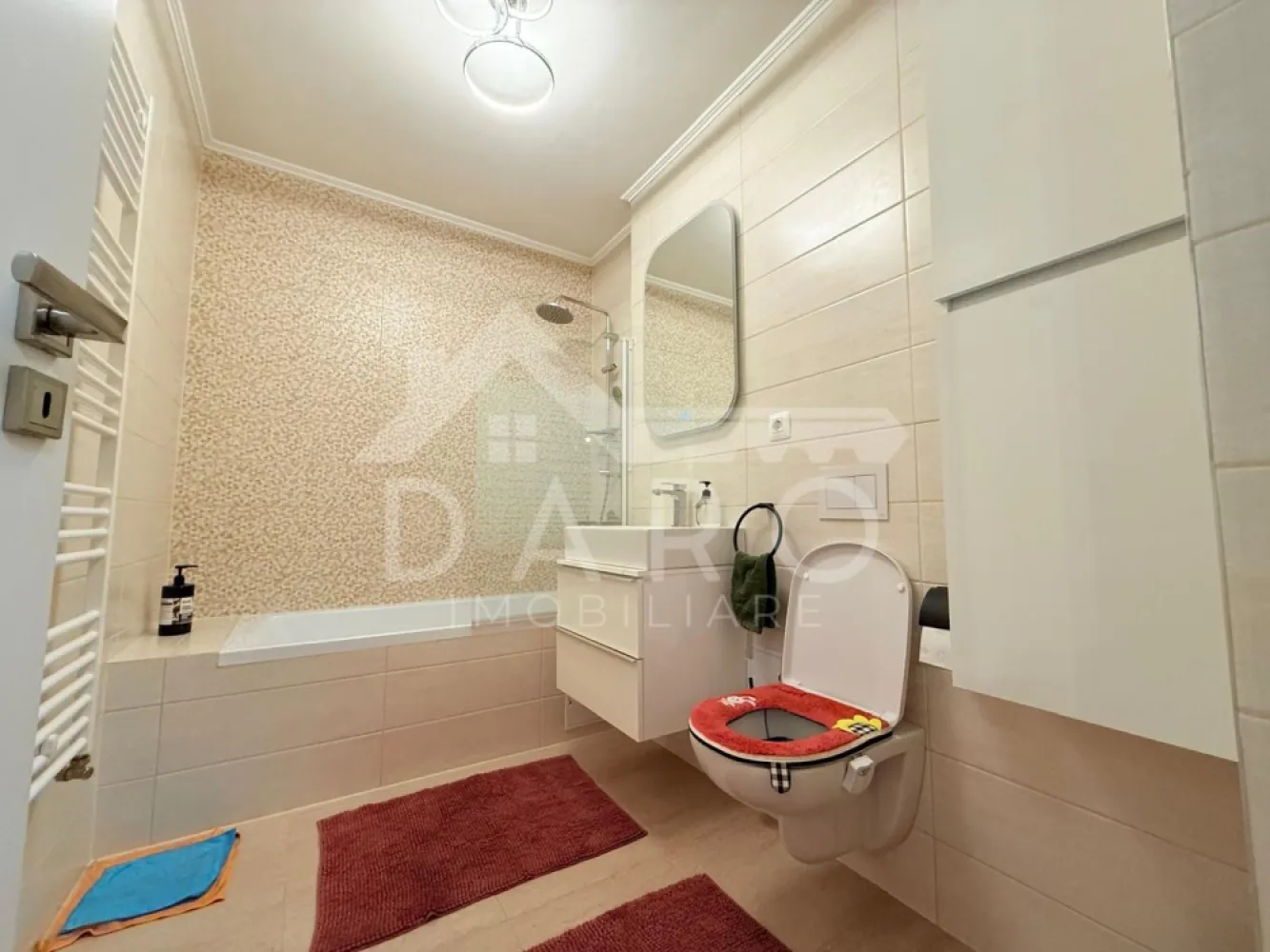🔥 APARTAMENT ULTRA MODERN 2 CAMERE + PARCARE – MAURER RESIDENCE – 450 - 🔥 APARTAMENT ULTRA MODERN 2 CAMERE + PARCARE – MAURER RESIDENCE – 450 €/LUNĂ 🔥
📍 Târgu Mureș · Maurer Residence
🏡 Apartament | Închiriere | 2 camere | Complex rezidențial premium
✨ Dacă îți dorești un apartament care chiar impresionează de la prima vedere, acesta este genul de proprietate care nu stă mult pe piață.
Se oferă spre închiriere un apartament modern, elegant și extrem de bine pus la punct, situat în Maurer Residence, unul dintre cele mai apreciate ansambluri rezidențiale din Târgu Mureș.
Locuința se remarcă printr-un design actual, finisaje de foarte bun gust, spații deschise, lumină naturală din plin și o atmosferă premium, caldă și primitoare. Este apartamentul ideal pentru cineva care nu caută doar o chirie, ci un loc în care să se simtă cu adevărat acasă.
✨ Compartimentare practică și spectaculoasă:
✔️ living generos, luminos și foarte elegant, amenajat modern 🛋️
✔️ bucătărie open space, complet mobilată și utilată, cu design actual 🍳
✔️ dormitor spațios, aerisit, cu dressing încăpător și acces la balcon 🛏️
✔️ baie modernă, foarte bine finisată, cu aspect premium 🛁
✔️ cameră tehnică / spațiu de spălătorie – extrem de util pentru organizare 🧺
✔️ balcon foarte mare, ideal pentru cafeaua de dimineață sau momente de relaxare 🌿
💎 Dotări care fac diferența:
✔️ apartament complet mobilat și utilat
✔️ finisaje moderne, atent alese
✔️ living separat vizual prin riflaje decorative – efect wow garantat
✔️ bucătărie echipată complet: plită, cuptor electric, cuptor cu microunde, frigider
✔️ baie cu oglindă smart
✔️ camere luminoase, deschise și foarte aerisite ☀️
✔️ mobilier modern, în nuanțe calde și elegante
✔️ loc de parcare propriu inclus 🚗
✔️ boxă pentru depozitare
📍 De ce Maurer Residence?
Pentru că vorbim despre un complex rezidențial premium, cu blocuri noi, arhitectură modernă, atmosferă liniștită și acces rapid către punctele importante din oraș.
În complex ai un cadru plăcut și civilizat, iar în apropiere găsești:
☕ cafenele
🛒 Lidl și alte magazine alimentare
🚌 acces facil către oraș
🌆 un ambient modern, curat și bine organizat
💰 Preț: 450 €/lună
📞 0749 535 729 – pentru detalii și vizionare
🤝 Proprietate promovată prin DARO Imobiliare
💡 Te gândești să îți cumperi propriul apartament?
Prin Kiwi Finance beneficiezi de:
✔️ analiză GRATUITĂ a eligibilității
✔️ acces la oferte de la peste 12 bănci
✔️ negocierea dobânzii în favoarea ta
✔️ suport complet până la semnare
🚀 Genul de apartament care se închiriază rapid: modern, elegant, cu personalitate și într-un complex unde chiar merită să locuiești.