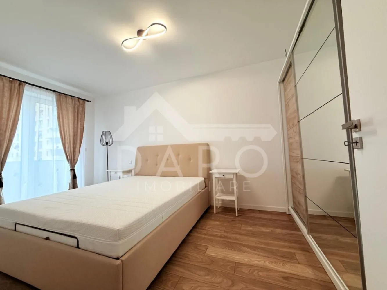 🔥 APARTAMENT ULTRA MODERN 2 CAMERE + PARCARE – MAURER RESIDENCE – 450 - 🔥 APARTAMENT ULTRA MODERN 2 CAMERE + PARCARE – MAURER RESIDENCE – 450 €/LUNĂ 🔥
📍 Târgu Mureș · Maurer Residence
🏡 Apartament | Închiriere | 2 camere | Complex rezidențial premium
✨ Dacă îți dorești un apartament care chiar impresionează de la prima vedere, acesta este genul de proprietate care nu stă mult pe piață.
Se oferă spre închiriere un apartament modern, elegant și extrem de bine pus la punct, situat în Maurer Residence, unul dintre cele mai apreciate ansambluri rezidențiale din Târgu Mureș.
Locuința se remarcă printr-un design actual, finisaje de foarte bun gust, spații deschise, lumină naturală din plin și o atmosferă premium, caldă și primitoare. Este apartamentul ideal pentru cineva care nu caută doar o chirie, ci un loc în care să se simtă cu adevărat acasă.
✨ Compartimentare practică și spectaculoasă:
✔️ living generos, luminos și foarte elegant, amenajat modern 🛋️
✔️ bucătărie open space, complet mobilată și utilată, cu design actual 🍳
✔️ dormitor spațios, aerisit, cu dressing încăpător și acces la balcon 🛏️
✔️ baie modernă, foarte bine finisată, cu aspect premium 🛁
✔️ cameră tehnică / spațiu de spălătorie – extrem de util pentru organizare 🧺
✔️ balcon foarte mare, ideal pentru cafeaua de dimineață sau momente de relaxare 🌿
💎 Dotări care fac diferența:
✔️ apartament complet mobilat și utilat
✔️ finisaje moderne, atent alese
✔️ living separat vizual prin riflaje decorative – efect wow garantat
✔️ bucătărie echipată complet: plită, cuptor electric, cuptor cu microunde, frigider
✔️ baie cu oglindă smart
✔️ camere luminoase, deschise și foarte aerisite ☀️
✔️ mobilier modern, în nuanțe calde și elegante
✔️ loc de parcare propriu inclus 🚗
✔️ boxă pentru depozitare
📍 De ce Maurer Residence?
Pentru că vorbim despre un complex rezidențial premium, cu blocuri noi, arhitectură modernă, atmosferă liniștită și acces rapid către punctele importante din oraș.
În complex ai un cadru plăcut și civilizat, iar în apropiere găsești:
☕ cafenele
🛒 Lidl și alte magazine alimentare
🚌 acces facil către oraș
🌆 un ambient modern, curat și bine organizat
💰 Preț: 450 €/lună
📞 0749 535 729 – pentru detalii și vizionare
🤝 Proprietate promovată prin DARO Imobiliare
💡 Te gândești să îți cumperi propriul apartament?
Prin Kiwi Finance beneficiezi de:
✔️ analiză GRATUITĂ a eligibilității
✔️ acces la oferte de la peste 12 bănci
✔️ negocierea dobânzii în favoarea ta
✔️ suport complet până la semnare
🚀 Genul de apartament care se închiriază rapid: modern, elegant, cu personalitate și într-un complex unde chiar merită să locuiești.