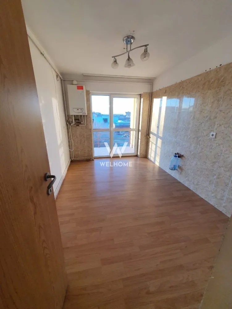 Apartament central, luminos, Trei Stejari lângă Mall. - Apartament 3 camere LUMINOS | 65 mp utili 9 mp balcon| Trei Stejari

3 camere decomandate | spațios | luminos
Orientare foarte bună – soare pe tot parcursul zilei 

Etaj 1 / 2 (bloc tip vilă – foarte căutat)
Balcon mare 9 mp – acces din sufragerie, dormitor și bucătărie

✔ bucătărie separată
✔ apartament nemobilat – ideal pentru amenajare după gust
✔ bloc izolat – consum mic de încălzire
✔ vecini puțini – zonă liniștită

Suprafață totală: 65 mp plus 9 mp balcon

 Cartier Trei Stejari – zonă de case
aproape de Promenada Mall, Gară, Școala 4 și magazine

Stradă recent asfaltată

Pret:138.000 euro