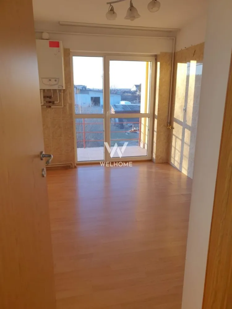 Apartament central, luminos, Trei Stejari lângă Mall. - Apartament 3 camere LUMINOS | 65 mp utili 9 mp balcon| Trei Stejari

3 camere decomandate | spațios | luminos
Orientare foarte bună – soare pe tot parcursul zilei 

Etaj 1 / 2 (bloc tip vilă – foarte căutat)
Balcon mare 9 mp – acces din sufragerie, dormitor și bucătărie

✔ bucătărie separată
✔ apartament nemobilat – ideal pentru amenajare după gust
✔ bloc izolat – consum mic de încălzire
✔ vecini puțini – zonă liniștită

Suprafață totală: 65 mp plus 9 mp balcon

 Cartier Trei Stejari – zonă de case
aproape de Promenada Mall, Gară, Școala 4 și magazine

Stradă recent asfaltată

Pret:138.000 euro