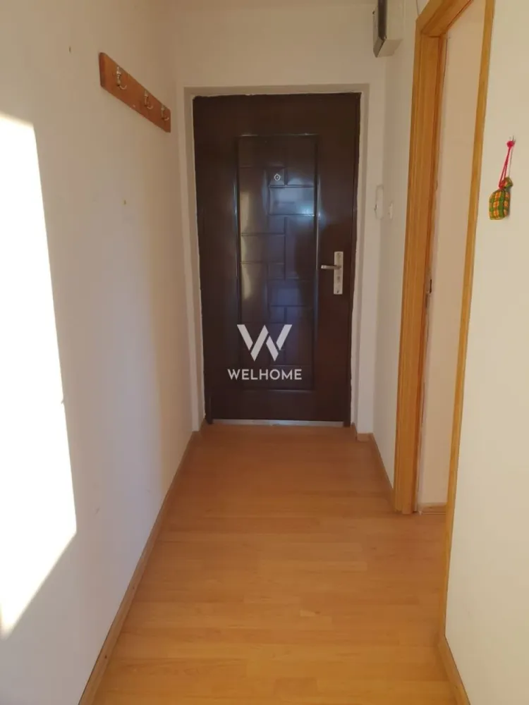 Apartament central, luminos, Trei Stejari lângă Mall. - Apartament 3 camere LUMINOS | 65 mp utili 9 mp balcon| Trei Stejari

3 camere decomandate | spațios | luminos
Orientare foarte bună – soare pe tot parcursul zilei 

Etaj 1 / 2 (bloc tip vilă – foarte căutat)
Balcon mare 9 mp – acces din sufragerie, dormitor și bucătărie

✔ bucătărie separată
✔ apartament nemobilat – ideal pentru amenajare după gust
✔ bloc izolat – consum mic de încălzire
✔ vecini puțini – zonă liniștită

Suprafață totală: 65 mp plus 9 mp balcon

 Cartier Trei Stejari – zonă de case
aproape de Promenada Mall, Gară, Școala 4 și magazine

Stradă recent asfaltată

Pret:138.000 euro