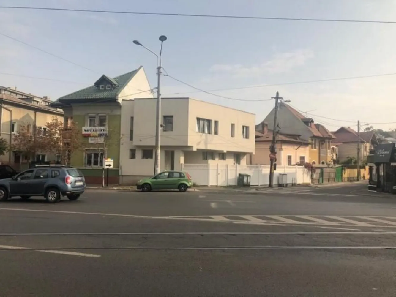 BRASADAS inchiriaza spatiu CLINICA STOMATOLOGICA Mihai Bravu - Agentia Imobiliara BRASADAS inchiriaza Spatiu cu destinatie specifica CLINICA STOMATOLOGICA ! 
Exista certificat de urbanism eliberat DOAR pentru activitate de Clinica Stomatologica (cod CAEN 8623).

Constructie moderna noua - prima inchiriere. Open space - spatiu necompartimentat, nefinisat pe fiecare etaj. Demisol + parter + etaj 1. Terasa izolata profesional.
Toate utilitatile instalate: gaze, apa, curent, canalizare.
Izolatie 10 cm polistiren. Usi si ferestre termopan. Spatii interioare deschise, nedivizate, etc.

Amprenta la sol a constructiei 100 mp - 3 nivele.

Curte libera in jurul imobilului 160 mp - optim locuri parcare. Deschidere mare la doua strazi.
Pozitia este ideala pe colt - vizibilitate mare la sos Mihai Bravu. Destinatie CLINICA STOMATOLGICA.

Multiple mijloace de transport in zona - metrou, tramvai, autobuze, etc.

Vecinatati: Mihai Bravu, Metrou Piata Muncii, Bulevardul Decebal, Piata Alba Iulia, Dristor, Stadionul National, Calea Calarasilor, Vatra Luminoasa, Maior Coravu.

Vecini de foarte buna calitate !

Www.brasadas.com.