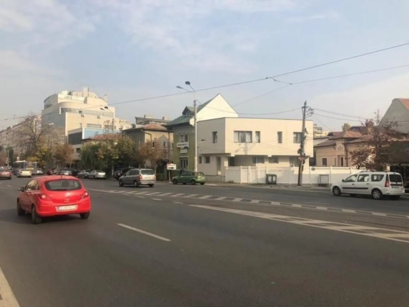 BRASADAS inchiriaza spatiu CLINICA STOMATOLOGICA Mihai Bravu - Agentia Imobiliara BRASADAS inchiriaza Spatiu cu destinatie specifica CLINICA STOMATOLOGICA ! 
Exista certificat de urbanism eliberat DOAR pentru activitate de Clinica Stomatologica (cod CAEN 8623).

Constructie moderna noua - prima inchiriere. Open space - spatiu necompartimentat, nefinisat pe fiecare etaj. Demisol + parter + etaj 1. Terasa izolata profesional.
Toate utilitatile instalate: gaze, apa, curent, canalizare.
Izolatie 10 cm polistiren. Usi si ferestre termopan. Spatii interioare deschise, nedivizate, etc.

Amprenta la sol a constructiei 100 mp - 3 nivele.

Curte libera in jurul imobilului 160 mp - optim locuri parcare. Deschidere mare la doua strazi.
Pozitia este ideala pe colt - vizibilitate mare la sos Mihai Bravu. Destinatie CLINICA STOMATOLGICA.

Multiple mijloace de transport in zona - metrou, tramvai, autobuze, etc.

Vecinatati: Mihai Bravu, Metrou Piata Muncii, Bulevardul Decebal, Piata Alba Iulia, Dristor, Stadionul National, Calea Calarasilor, Vatra Luminoasa, Maior Coravu.

Vecini de foarte buna calitate !

Www.brasadas.com.