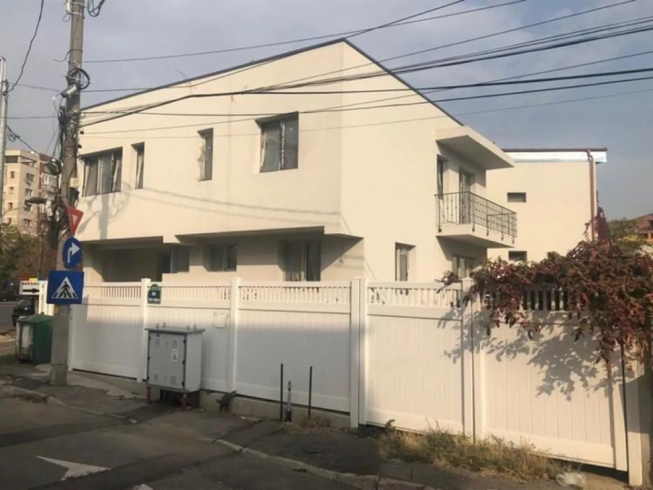 BRASADAS inchiriaza spatiu CLINICA STOMATOLOGICA Mihai Bravu - Agentia Imobiliara BRASADAS inchiriaza Spatiu cu destinatie specifica CLINICA STOMATOLOGICA ! 
Exista certificat de urbanism eliberat DOAR pentru activitate de Clinica Stomatologica (cod CAEN 8623).

Constructie moderna noua - prima inchiriere. Open space - spatiu necompartimentat, nefinisat pe fiecare etaj. Demisol + parter + etaj 1. Terasa izolata profesional.
Toate utilitatile instalate: gaze, apa, curent, canalizare.
Izolatie 10 cm polistiren. Usi si ferestre termopan. Spatii interioare deschise, nedivizate, etc.

Amprenta la sol a constructiei 100 mp - 3 nivele.

Curte libera in jurul imobilului 160 mp - optim locuri parcare. Deschidere mare la doua strazi.
Pozitia este ideala pe colt - vizibilitate mare la sos Mihai Bravu. Destinatie CLINICA STOMATOLGICA.

Multiple mijloace de transport in zona - metrou, tramvai, autobuze, etc.

Vecinatati: Mihai Bravu, Metrou Piata Muncii, Bulevardul Decebal, Piata Alba Iulia, Dristor, Stadionul National, Calea Calarasilor, Vatra Luminoasa, Maior Coravu.

Vecini de foarte buna calitate !

Www.brasadas.com.