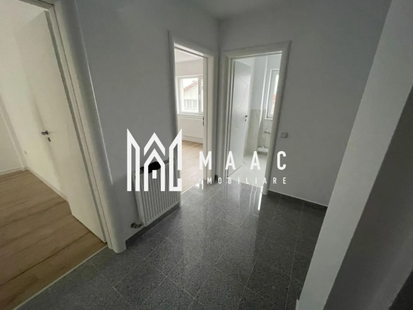 Apartament 2 camere| 49 mp| 2 locuri de parcare| Str Mihail Kogălniceanu - MAAC Imobiliare vă propune spre vanzare un apartament cu 2 camere, situat într-un bloc nou, finalizat recent, pe Strada Mihail Kogălniceanu nr. 58B. 
Proprietatea are o suprafață utilă de 49 mp și se predă nemobilată și neutilată, oferind libertatea de a fi amenajată după propriul gust.

Tip imobil: bloc nou, construcție modernă și solidă
Compartimentare: living cu bucătărie open-space, dormitor separat, baie, balcon

Detalii și dotări:
Apartament nou, nefolosit
2 locuri de parcare incluse
Acces securizat cu barieră
Finisaje moderne și de calitate
Ideal pentru birou sau locuință personalizată
Disponibil imediat

Pentru mai multe detalii specificati telefonic ID:CP2810418