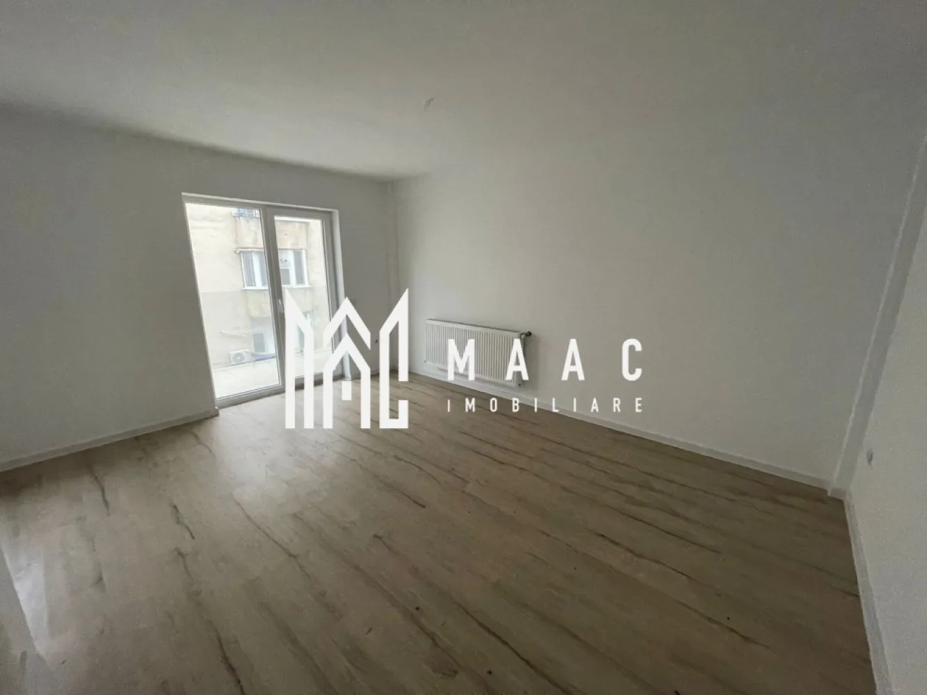 Apartament 2 camere| 49 mp| 2 locuri de parcare| Str Mihail Kogălniceanu - MAAC Imobiliare vă propune spre vanzare un apartament cu 2 camere, situat într-un bloc nou, finalizat recent, pe Strada Mihail Kogălniceanu nr. 58B. 
Proprietatea are o suprafață utilă de 49 mp și se predă nemobilată și neutilată, oferind libertatea de a fi amenajată după propriul gust.

Tip imobil: bloc nou, construcție modernă și solidă
Compartimentare: living cu bucătărie open-space, dormitor separat, baie, balcon

Detalii și dotări:
Apartament nou, nefolosit
2 locuri de parcare incluse
Acces securizat cu barieră
Finisaje moderne și de calitate
Ideal pentru birou sau locuință personalizată
Disponibil imediat

Pentru mai multe detalii specificati telefonic ID:CP2810418