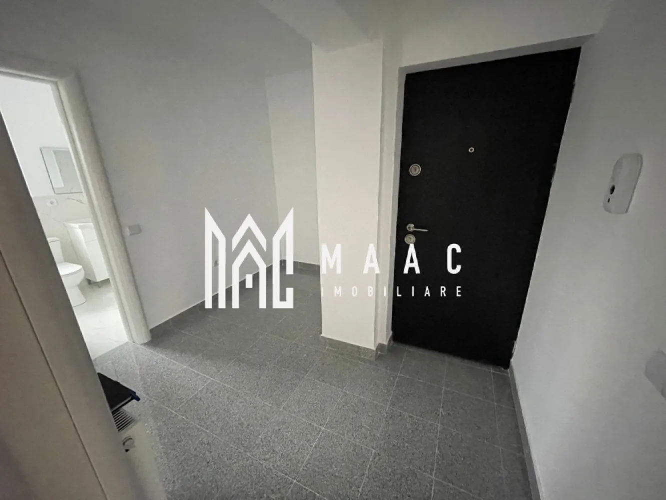 Apartament 2 camere| 49 mp| 2 locuri de parcare| Str Mihail Kogălniceanu - MAAC Imobiliare vă propune spre vanzare un apartament cu 2 camere, situat într-un bloc nou, finalizat recent, pe Strada Mihail Kogălniceanu nr. 58B. 
Proprietatea are o suprafață utilă de 49 mp și se predă nemobilată și neutilată, oferind libertatea de a fi amenajată după propriul gust.

Tip imobil: bloc nou, construcție modernă și solidă
Compartimentare: living cu bucătărie open-space, dormitor separat, baie, balcon

Detalii și dotări:
Apartament nou, nefolosit
2 locuri de parcare incluse
Acces securizat cu barieră
Finisaje moderne și de calitate
Ideal pentru birou sau locuință personalizată
Disponibil imediat

Pentru mai multe detalii specificati telefonic ID:CP2810418