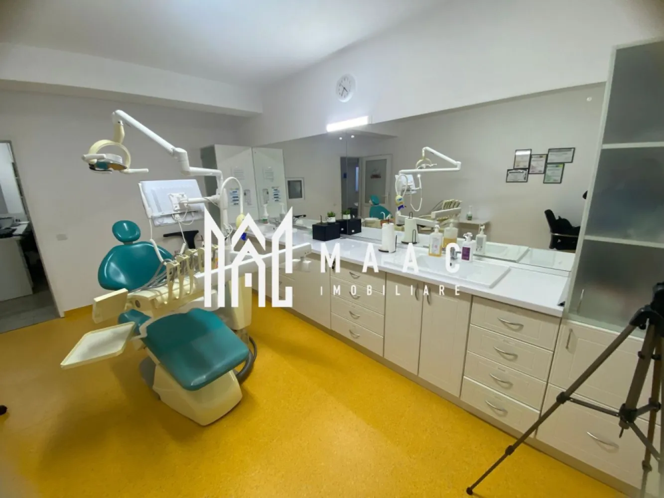 Cabinet Stomatologic I Spațiu Comercial I 116mp I Sura Mare - Maac Imobiliare vă oferă spre vânzare un spațiu comercial modern, situat într-o zonă accesibilă din Șura Mare, perfect amenajat pentru desfășurarea unei activități medicale – cabinet stomatologic sau alte servicii.

 Detalii:
 • Suprafață totală: 116 mp
 • Disponibil mobilat complet pentru cabinet stomatologic – preț 145.000 €
 • Disponibil și nemobilat – preț 130.000 €
 • Spațiu modern, luminos, compartimentat eficient
 • Toate utilitățile asigurate

 Ideal pentru: cabinet stomatologic, cabinet medical, centru estetic, birouri sau alte activități comerciale.

Pentru mai multe detalii sau pentru programarea unei vizionări, vă rugăm să specificați ID: CP2810375