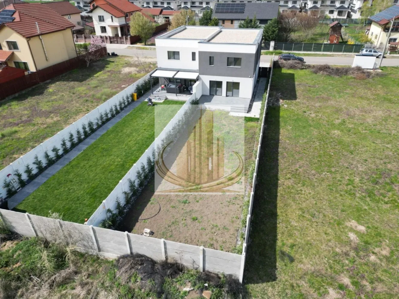 Casă modernă cu 4 camere + birou | Dumbrăvița, zona str. Târcului - Casă modernă cu 4 camere + birou | Dumbrăvița, zona str. Târcului | Predare rapidă
Grand Mobilis Imobiliare vă propune spre vânzare o locuință spațioasă și bine compartimentată, ideală pentru o familie care caută confort, calitate și liniște.
Compartimentare inteligentă:
Parter:
 • Living foarte generos, open space
 • Bucătărie
 • Birou (perfect pentru work from home)
 • Baie
Etaj 1:
 • 3 dormitoare
 • Dormitor matrimonial cu baie proprie
 • Baie suplimentară
 Exterior:
 • Terasă de 20 mp
 • Grădină complet amenajată cu plante ornamentale
 • Sistem de irigații prin foraj
 • Plasă anti-cârtițe
Siguranță și confort:
 • Sistem de alarmă
 • Camere de supraveghere
Construcție & dotări premium:
 • Izolație EPS80 – 10 cm
 • Terasă hidroizolată Sika
 • Polistiren EPS200 – 20 cm (terasă)
 • Tâmplărie Rehau 72 mm
 • Glafuri din marmură
Avantaj major:
 • Buget inclus pentru alegerea finisajelor – îți personalizezi casa exact cum vrei
Termen de predare:
 • 4 – 6 săptămâni !
Programează o vizionare acum!
Proprietățile din această zonă se vând rapid – nu rata oportunitatea.
ID intern: CP3013585