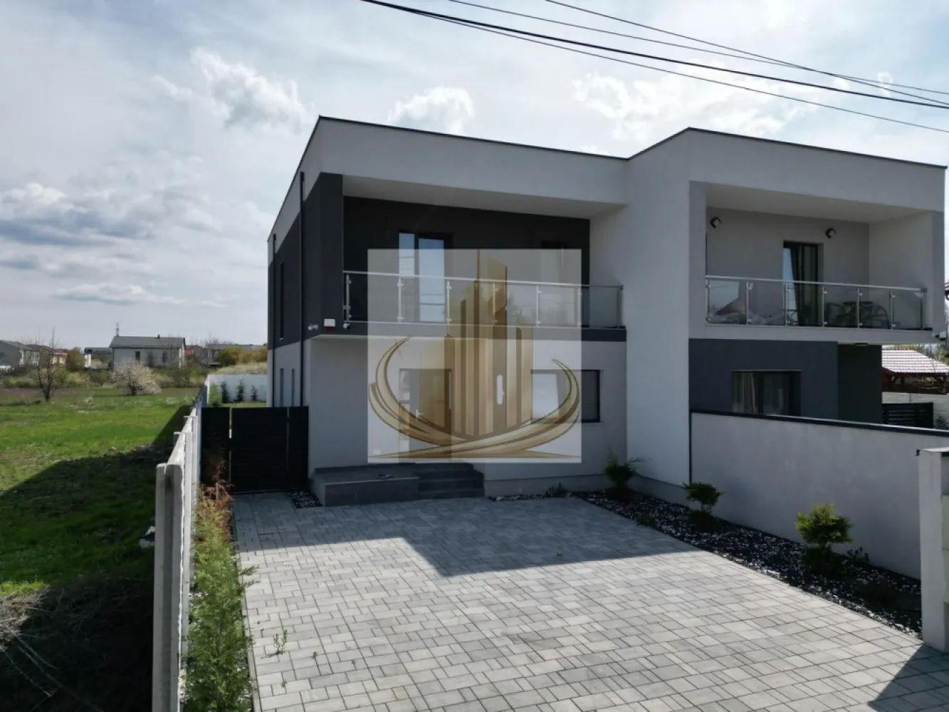 Casă modernă cu 4 camere + birou | Dumbrăvița, zona str. Târcului - Casă modernă cu 4 camere + birou | Dumbrăvița, zona str. Târcului | Predare rapidă
Grand Mobilis Imobiliare vă propune spre vânzare o locuință spațioasă și bine compartimentată, ideală pentru o familie care caută confort, calitate și liniște.
Compartimentare inteligentă:
Parter:
 • Living foarte generos, open space
 • Bucătărie
 • Birou (perfect pentru work from home)
 • Baie
Etaj 1:
 • 3 dormitoare
 • Dormitor matrimonial cu baie proprie
 • Baie suplimentară
 Exterior:
 • Terasă de 20 mp
 • Grădină complet amenajată cu plante ornamentale
 • Sistem de irigații prin foraj
 • Plasă anti-cârtițe
Siguranță și confort:
 • Sistem de alarmă
 • Camere de supraveghere
Construcție & dotări premium:
 • Izolație EPS80 – 10 cm
 • Terasă hidroizolată Sika
 • Polistiren EPS200 – 20 cm (terasă)
 • Tâmplărie Rehau 72 mm
 • Glafuri din marmură
Avantaj major:
 • Buget inclus pentru alegerea finisajelor – îți personalizezi casa exact cum vrei
Termen de predare:
 • 4 – 6 săptămâni !
Programează o vizionare acum!
Proprietățile din această zonă se vând rapid – nu rata oportunitatea.
ID intern: CP3013585