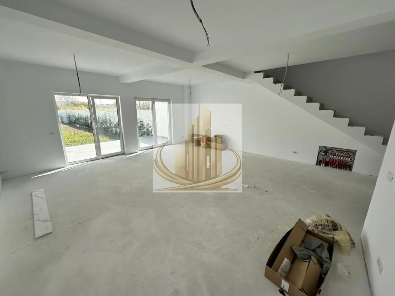 Casă modernă cu 4 camere + birou | Dumbrăvița, zona str. Târcului - Casă modernă cu 4 camere + birou | Dumbrăvița, zona str. Târcului | Predare rapidă
Grand Mobilis Imobiliare vă propune spre vânzare o locuință spațioasă și bine compartimentată, ideală pentru o familie care caută confort, calitate și liniște.
Compartimentare inteligentă:
Parter:
 • Living foarte generos, open space
 • Bucătărie
 • Birou (perfect pentru work from home)
 • Baie
Etaj 1:
 • 3 dormitoare
 • Dormitor matrimonial cu baie proprie
 • Baie suplimentară
 Exterior:
 • Terasă de 20 mp
 • Grădină complet amenajată cu plante ornamentale
 • Sistem de irigații prin foraj
 • Plasă anti-cârtițe
Siguranță și confort:
 • Sistem de alarmă
 • Camere de supraveghere
Construcție & dotări premium:
 • Izolație EPS80 – 10 cm
 • Terasă hidroizolată Sika
 • Polistiren EPS200 – 20 cm (terasă)
 • Tâmplărie Rehau 72 mm
 • Glafuri din marmură
Avantaj major:
 • Buget inclus pentru alegerea finisajelor – îți personalizezi casa exact cum vrei
Termen de predare:
 • 4 – 6 săptămâni !
Programează o vizionare acum!
Proprietățile din această zonă se vând rapid – nu rata oportunitatea.
ID intern: CP3013585