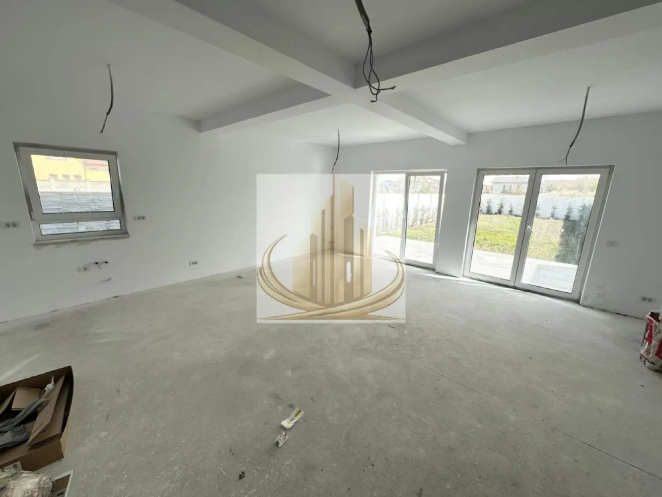 Casă modernă cu 4 camere + birou | Dumbrăvița, zona str. Târcului - Casă modernă cu 4 camere + birou | Dumbrăvița, zona str. Târcului | Predare rapidă
Grand Mobilis Imobiliare vă propune spre vânzare o locuință spațioasă și bine compartimentată, ideală pentru o familie care caută confort, calitate și liniște.
Compartimentare inteligentă:
Parter:
 • Living foarte generos, open space
 • Bucătărie
 • Birou (perfect pentru work from home)
 • Baie
Etaj 1:
 • 3 dormitoare
 • Dormitor matrimonial cu baie proprie
 • Baie suplimentară
 Exterior:
 • Terasă de 20 mp
 • Grădină complet amenajată cu plante ornamentale
 • Sistem de irigații prin foraj
 • Plasă anti-cârtițe
Siguranță și confort:
 • Sistem de alarmă
 • Camere de supraveghere
Construcție & dotări premium:
 • Izolație EPS80 – 10 cm
 • Terasă hidroizolată Sika
 • Polistiren EPS200 – 20 cm (terasă)
 • Tâmplărie Rehau 72 mm
 • Glafuri din marmură
Avantaj major:
 • Buget inclus pentru alegerea finisajelor – îți personalizezi casa exact cum vrei
Termen de predare:
 • 4 – 6 săptămâni !
Programează o vizionare acum!
Proprietățile din această zonă se vând rapid – nu rata oportunitatea.
ID intern: CP3013585