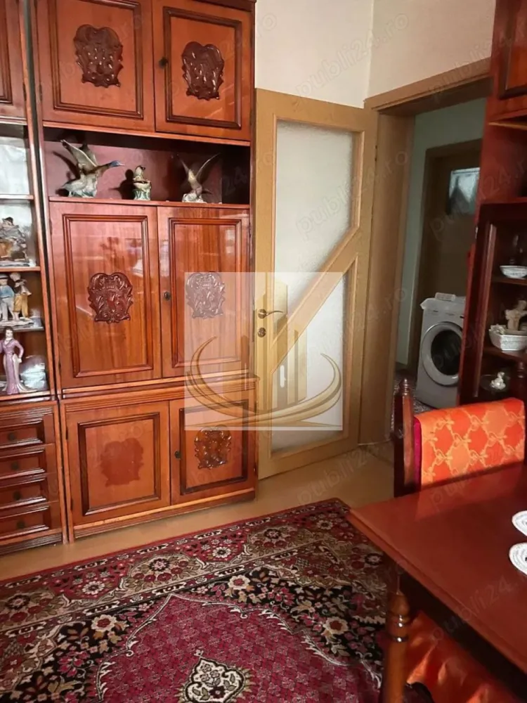 Apartament 3 camere–poziție excelentă, comision 0% – INSTITUT - FARA COMISION DIN PARTEA CUMPARATORULUI

Vă propunem spre vânzare un apartament cu 3 camere, situat într-una dintre cele mai apreciate și căutate zone ale orașului – Zona Institut. Proprietatea este ideală atât pentru locuit, cât și pentru investiție, datorită poziționării excelente și compartimentării eficiente.

Apartamentul este amplasat la etajul 4 din 4 al unui bloc solid din cărămidă, construit în anul 1964, prevăzut cu acoperiș din țiglă și pod, oferind un plus de confort termic și protecție. Imobilul nu dispune de lift.

Compartimentare:
sufragerie luminoasă
2 dormitoare confortabile
baie
bucătărie spațioasă cu debara
balcon închis
Dotări și avantaje:
izolație exterioară
tâmplărie PVC
se vinde complet mobilat și utilat
acces facil către magazine, școli, mijloace de transport și alte puncte de interes