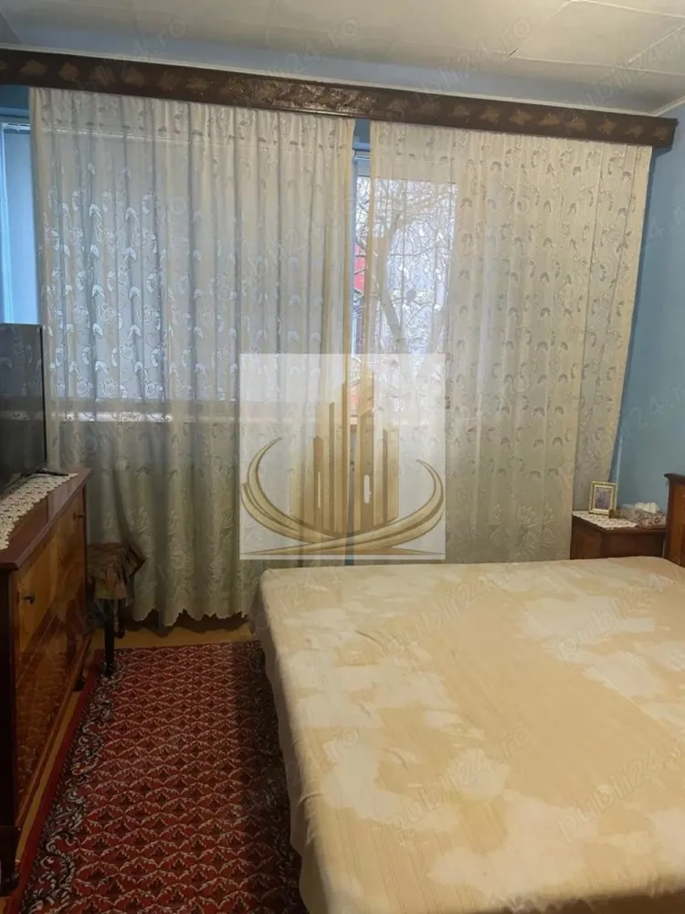 Apartament 3 camere–poziție excelentă, comision 0% – INSTITUT - FARA COMISION DIN PARTEA CUMPARATORULUI

Vă propunem spre vânzare un apartament cu 3 camere, situat într-una dintre cele mai apreciate și căutate zone ale orașului – Zona Institut. Proprietatea este ideală atât pentru locuit, cât și pentru investiție, datorită poziționării excelente și compartimentării eficiente.

Apartamentul este amplasat la etajul 4 din 4 al unui bloc solid din cărămidă, construit în anul 1964, prevăzut cu acoperiș din țiglă și pod, oferind un plus de confort termic și protecție. Imobilul nu dispune de lift.

Compartimentare:
sufragerie luminoasă
2 dormitoare confortabile
baie
bucătărie spațioasă cu debara
balcon închis
Dotări și avantaje:
izolație exterioară
tâmplărie PVC
se vinde complet mobilat și utilat
acces facil către magazine, școli, mijloace de transport și alte puncte de interes
