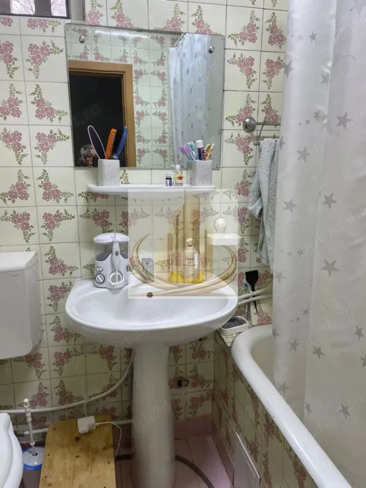 Apartament 3 camere–poziție excelentă, comision 0% – INSTITUT - FARA COMISION DIN PARTEA CUMPARATORULUI

Vă propunem spre vânzare un apartament cu 3 camere, situat într-una dintre cele mai apreciate și căutate zone ale orașului – Zona Institut. Proprietatea este ideală atât pentru locuit, cât și pentru investiție, datorită poziționării excelente și compartimentării eficiente.

Apartamentul este amplasat la etajul 4 din 4 al unui bloc solid din cărămidă, construit în anul 1964, prevăzut cu acoperiș din țiglă și pod, oferind un plus de confort termic și protecție. Imobilul nu dispune de lift.

Compartimentare:
sufragerie luminoasă
2 dormitoare confortabile
baie
bucătărie spațioasă cu debara
balcon închis
Dotări și avantaje:
izolație exterioară
tâmplărie PVC
se vinde complet mobilat și utilat
acces facil către magazine, școli, mijloace de transport și alte puncte de interes