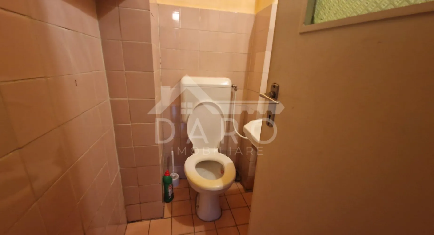🏡 Apartament 4 camere de vânzare | Dâmbu Pietros | 90 mp - 🏡 Apartament 4 camere de vânzare | Dâmbu Pietros | 90 mp
Se oferă spre vânzare apartament spațios, situat în cartierul Dâmbu Pietros, ideal pentru o familie care își dorește mai mult spațiu și confort.
Suprafață utilă: 90 mp
🔥 Centrală termică proprie
🪟 Geamuri termopan
Compartimentare:
Living generos
3 dormitoare
Bucătărie separată
2 băi
Hol spațios
Cămară pentru depozitare
Stare:
Apartamentul necesită renovare – oportunitate ideală pentru amenajare după propriul stil.
Avantaje:
✔ Zonă liniștită și accesibilă
✔ Ideal pentru familie numeroasă
✔ Compartimentare practică
✔ Potențial ridicat de modernizare și creștere a valorii
💰 Preț atractiv!
📞 Pentru detalii și vizionări:
Coman Maria – DARO Imobiliare
📱 0749 535 729
💳 Ai nevoie de credit? Prin Kiwi Finance beneficiezi de analiză gratuită și oferte de la peste 12 bănci.