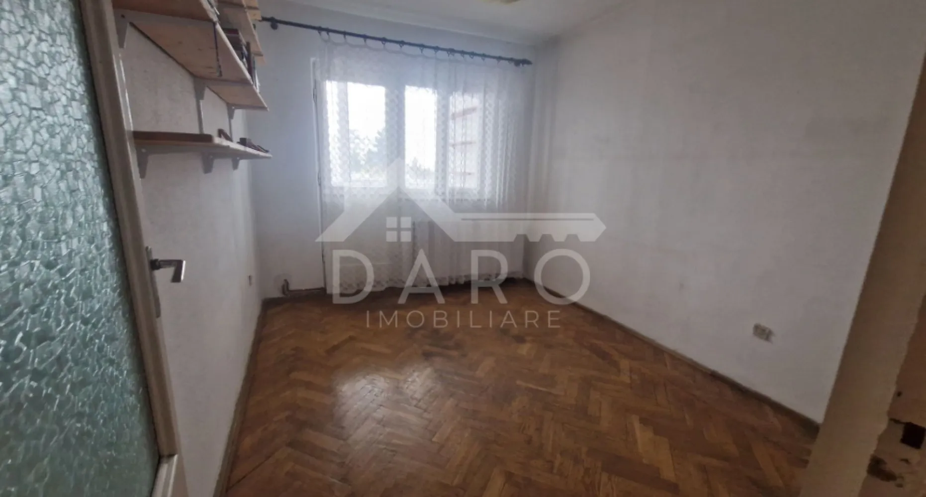🏡 Apartament 4 camere de vânzare | Dâmbu Pietros | 90 mp - 🏡 Apartament 4 camere de vânzare | Dâmbu Pietros | 90 mp
Se oferă spre vânzare apartament spațios, situat în cartierul Dâmbu Pietros, ideal pentru o familie care își dorește mai mult spațiu și confort.
Suprafață utilă: 90 mp
🔥 Centrală termică proprie
🪟 Geamuri termopan
Compartimentare:
Living generos
3 dormitoare
Bucătărie separată
2 băi
Hol spațios
Cămară pentru depozitare
Stare:
Apartamentul necesită renovare – oportunitate ideală pentru amenajare după propriul stil.
Avantaje:
✔ Zonă liniștită și accesibilă
✔ Ideal pentru familie numeroasă
✔ Compartimentare practică
✔ Potențial ridicat de modernizare și creștere a valorii
💰 Preț atractiv!
📞 Pentru detalii și vizionări:
Coman Maria – DARO Imobiliare
📱 0749 535 729
💳 Ai nevoie de credit? Prin Kiwi Finance beneficiezi de analiză gratuită și oferte de la peste 12 bănci.