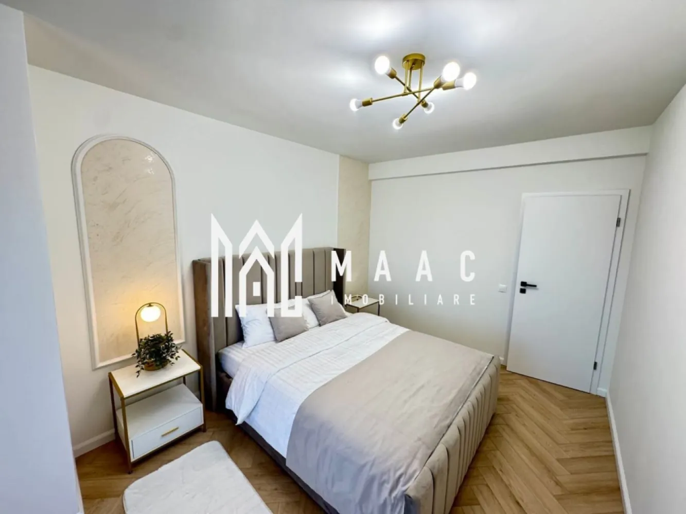 Penthouse I 130 MPU I 5 camere I 3 băi I Intabulat I Cristian - MAAC Imobiliare vă propune spre vânzare un penthouse spectaculos cu 5 camere cu o suprafață de 130MPU, complet intabulat,situat într-unul dintre cele mai apreciate ansambluri rezidențiale din Sibiu, DaVinci Homes! 

O proprietate modernă, luminoasă și spațioasă, ideală pentru cei care își doresc un stil de viață premium într-o comunitate tânără și în plină dezvoltare.

Compartimentarea se face astfel:
semidecomandat:
5 camere 
3 bai
3 dormitoare
bucătărie open-space care poate fi închisă
zonă dinning
living

Caracteristici și puncte forte:

scară interioară din lemn cu balustradă din sticlă securizată
complet mobilat și utilat
balcon de 10,75 mp, finisat cu granit și balustradă din sticlă
încălzire în pardoseală
aer condiționat
centrala termică în condensație
tâmplărie PVC cu 5 camere și 3 foi de sticlă
jaluzele electrice
izolație cu vată bazaltică
orientare sudică , lumină naturală pe tot parcursul zilei
1 loc de parcare inclus

Avantajele ansamblului rezidențial DaVinci Homes:

locuri de joacă moderne
fațade decorate cu larice siberian și piatră naturală
45% spații verzi , aer curat și natură la fiecare pas
arbori ornamentali maturi 
4 intrări/ieșiri în ansamblu
cel mai important: liniște, comunitate prietenoasă și vedere superbă spre munți

Locație/puncte de interes:
Zona de Vest, într-un cartier cu acces facil:
4 minute până în Zona Industrial Vest
4 minute până la Metro
15 minute până în centrul istoric al Sibiului

Dacă îți dorești un penthouse cu adevărat deosebit, gata pregătit pentru mutare, acest imobil este alegerea ideală. 

Nu ezita, te așteptăm la o vizionare să te convingi de potențial/zonă!

Pentru vizionări și alte detalii contactați-ne și specificați codul de identificare al proprietății ID: CP2810321.