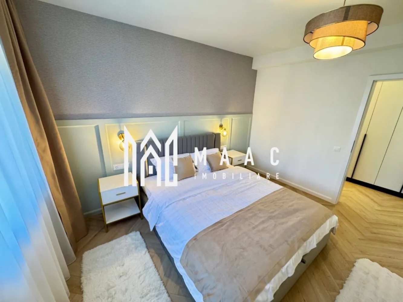 Penthouse I 130 MPU I 5 camere I 3 băi I Intabulat I Cristian - MAAC Imobiliare vă propune spre vânzare un penthouse spectaculos cu 5 camere cu o suprafață de 130MPU, complet intabulat,situat într-unul dintre cele mai apreciate ansambluri rezidențiale din Sibiu, DaVinci Homes! 

O proprietate modernă, luminoasă și spațioasă, ideală pentru cei care își doresc un stil de viață premium într-o comunitate tânără și în plină dezvoltare.

Compartimentarea se face astfel:
semidecomandat:
5 camere 
3 bai
3 dormitoare
bucătărie open-space care poate fi închisă
zonă dinning
living

Caracteristici și puncte forte:

scară interioară din lemn cu balustradă din sticlă securizată
complet mobilat și utilat
balcon de 10,75 mp, finisat cu granit și balustradă din sticlă
încălzire în pardoseală
aer condiționat
centrala termică în condensație
tâmplărie PVC cu 5 camere și 3 foi de sticlă
jaluzele electrice
izolație cu vată bazaltică
orientare sudică , lumină naturală pe tot parcursul zilei
1 loc de parcare inclus

Avantajele ansamblului rezidențial DaVinci Homes:

locuri de joacă moderne
fațade decorate cu larice siberian și piatră naturală
45% spații verzi , aer curat și natură la fiecare pas
arbori ornamentali maturi 
4 intrări/ieșiri în ansamblu
cel mai important: liniște, comunitate prietenoasă și vedere superbă spre munți

Locație/puncte de interes:
Zona de Vest, într-un cartier cu acces facil:
4 minute până în Zona Industrial Vest
4 minute până la Metro
15 minute până în centrul istoric al Sibiului

Dacă îți dorești un penthouse cu adevărat deosebit, gata pregătit pentru mutare, acest imobil este alegerea ideală. 

Nu ezita, te așteptăm la o vizionare să te convingi de potențial/zonă!

Pentru vizionări și alte detalii contactați-ne și specificați codul de identificare al proprietății ID: CP2810321.