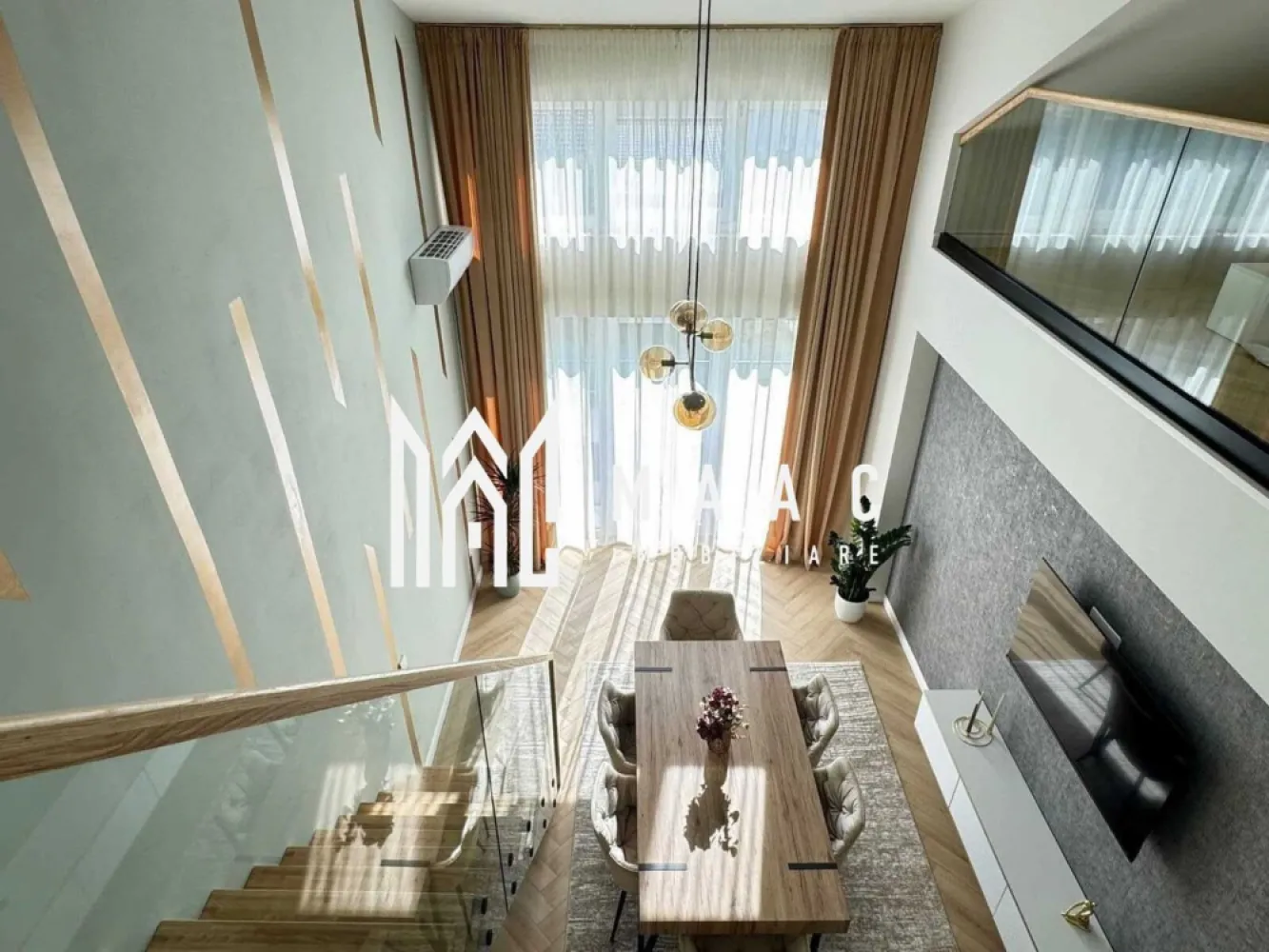 Penthouse I 130 MPU I 5 camere I 3 băi I Intabulat I Cristian - MAAC Imobiliare vă propune spre vânzare un penthouse spectaculos cu 5 camere cu o suprafață de 130MPU, complet intabulat,situat într-unul dintre cele mai apreciate ansambluri rezidențiale din Sibiu, DaVinci Homes! 

O proprietate modernă, luminoasă și spațioasă, ideală pentru cei care își doresc un stil de viață premium într-o comunitate tânără și în plină dezvoltare.

Compartimentarea se face astfel:
semidecomandat:
5 camere 
3 bai
3 dormitoare
bucătărie open-space care poate fi închisă
zonă dinning
living

Caracteristici și puncte forte:

scară interioară din lemn cu balustradă din sticlă securizată
complet mobilat și utilat
balcon de 10,75 mp, finisat cu granit și balustradă din sticlă
încălzire în pardoseală
aer condiționat
centrala termică în condensație
tâmplărie PVC cu 5 camere și 3 foi de sticlă
jaluzele electrice
izolație cu vată bazaltică
orientare sudică , lumină naturală pe tot parcursul zilei
1 loc de parcare inclus

Avantajele ansamblului rezidențial DaVinci Homes:

locuri de joacă moderne
fațade decorate cu larice siberian și piatră naturală
45% spații verzi , aer curat și natură la fiecare pas
arbori ornamentali maturi 
4 intrări/ieșiri în ansamblu
cel mai important: liniște, comunitate prietenoasă și vedere superbă spre munți

Locație/puncte de interes:
Zona de Vest, într-un cartier cu acces facil:
4 minute până în Zona Industrial Vest
4 minute până la Metro
15 minute până în centrul istoric al Sibiului

Dacă îți dorești un penthouse cu adevărat deosebit, gata pregătit pentru mutare, acest imobil este alegerea ideală. 

Nu ezita, te așteptăm la o vizionare să te convingi de potențial/zonă!

Pentru vizionări și alte detalii contactați-ne și specificați codul de identificare al proprietății ID: CP2810321.
