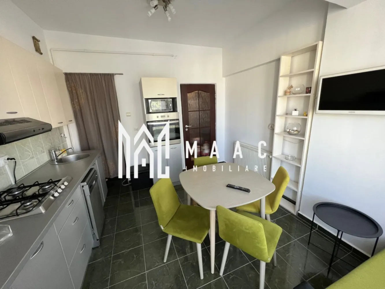 Apartament cu o camera | 45 MPU | Facultatea de Medicina - MAAC Imobiliare propune spre închiriere un apartament decomandat, cu o cameră, având o suprafață totală de 45 m², situat în zona centrală, în imediata apropiere a Facultății de Medicină, Spitalului Județean și Sălii Thalia. Apartamentul este mobilat și utilat complet, dispunând de toate electrocasnicele necesare pentru un confort deplin: mașină de spălat vase, mașină de spălat rufe, uscător de rufe, frigider, cuptor electric, cuptor cu microunde, plită pe gaz, TV și espressor de cafea. Locuința a fost recent zugrăvită și oferă un spațiu bine compartimentat, compus din: bucătărie spațioasă, hol, cămară, debara, baie cu cadă și dormitor generos. De asemenea, locatarii au acces la uscătoria comună aflată pe nivelul etajului, iar blocul este dotat cu lift. O locație excelentă, ideală pentru studenți, medici rezidenți sau persoane care își doresc confort și acces facil către punctele de interes din centrul orașului. Pentru mai multe detalii va rugam specificati telefonic ID: CP2810251