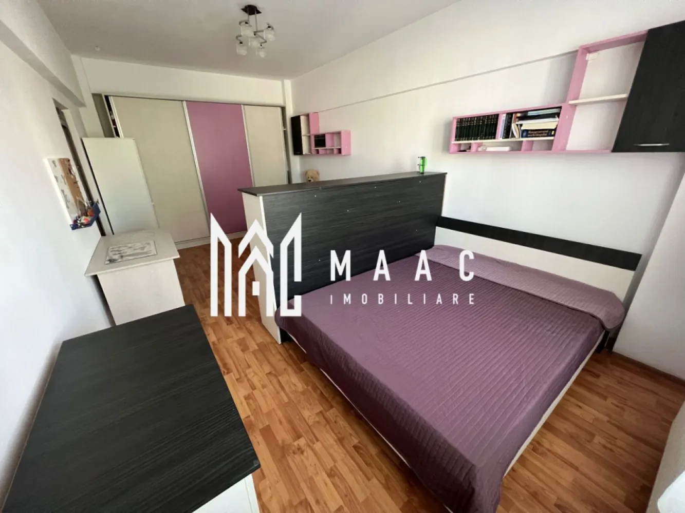 Apartament cu o camera | 45 MPU | Facultatea de Medicina - MAAC Imobiliare propune spre închiriere un apartament decomandat, cu o cameră, având o suprafață totală de 45 m², situat în zona centrală, în imediata apropiere a Facultății de Medicină, Spitalului Județean și Sălii Thalia. Apartamentul este mobilat și utilat complet, dispunând de toate electrocasnicele necesare pentru un confort deplin: mașină de spălat vase, mașină de spălat rufe, uscător de rufe, frigider, cuptor electric, cuptor cu microunde, plită pe gaz, TV și espressor de cafea. Locuința a fost recent zugrăvită și oferă un spațiu bine compartimentat, compus din: bucătărie spațioasă, hol, cămară, debara, baie cu cadă și dormitor generos. De asemenea, locatarii au acces la uscătoria comună aflată pe nivelul etajului, iar blocul este dotat cu lift. O locație excelentă, ideală pentru studenți, medici rezidenți sau persoane care își doresc confort și acces facil către punctele de interes din centrul orașului. Pentru mai multe detalii va rugam specificati telefonic ID: CP2810251