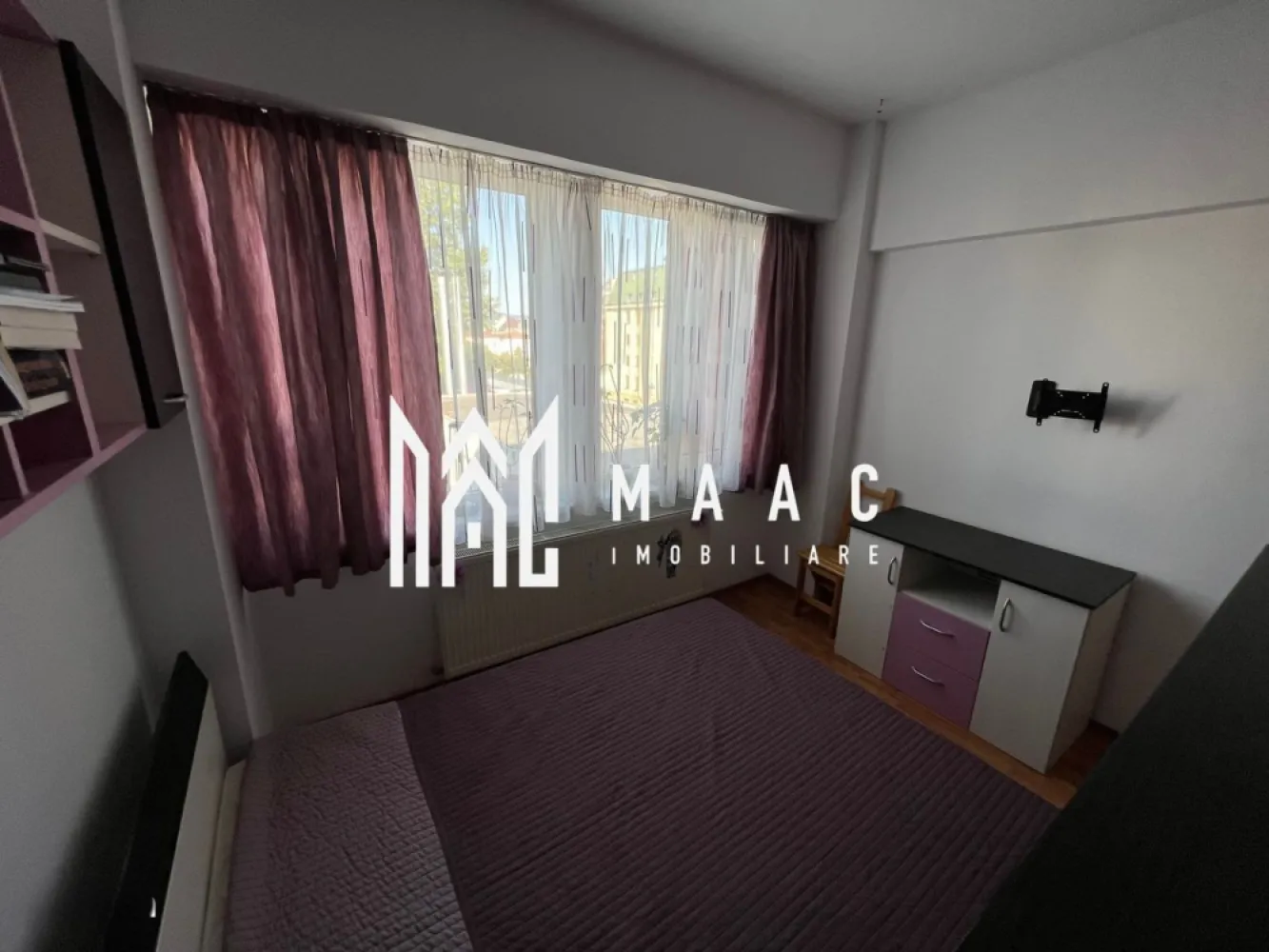Apartament cu o camera | 45 MPU | Facultatea de Medicina - MAAC Imobiliare propune spre închiriere un apartament decomandat, cu o cameră, având o suprafață totală de 45 m², situat în zona centrală, în imediata apropiere a Facultății de Medicină, Spitalului Județean și Sălii Thalia. Apartamentul este mobilat și utilat complet, dispunând de toate electrocasnicele necesare pentru un confort deplin: mașină de spălat vase, mașină de spălat rufe, uscător de rufe, frigider, cuptor electric, cuptor cu microunde, plită pe gaz, TV și espressor de cafea. Locuința a fost recent zugrăvită și oferă un spațiu bine compartimentat, compus din: bucătărie spațioasă, hol, cămară, debara, baie cu cadă și dormitor generos. De asemenea, locatarii au acces la uscătoria comună aflată pe nivelul etajului, iar blocul este dotat cu lift. O locație excelentă, ideală pentru studenți, medici rezidenți sau persoane care își doresc confort și acces facil către punctele de interes din centrul orașului. Pentru mai multe detalii va rugam specificati telefonic ID: CP2810251