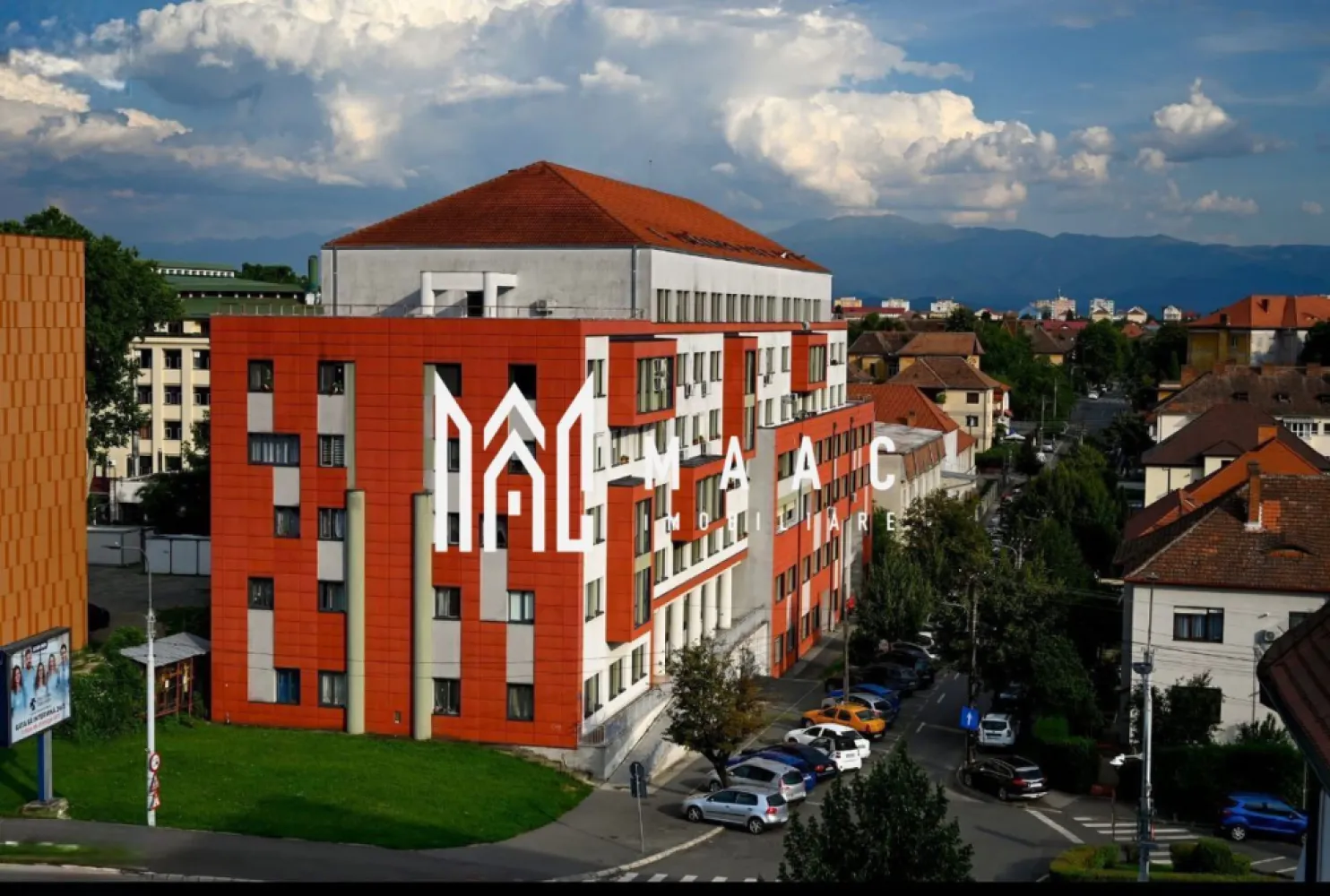 Apartament cu o camera | 45 MPU | Facultatea de Medicina - MAAC Imobiliare propune spre închiriere un apartament decomandat, cu o cameră, având o suprafață totală de 45 m², situat în zona centrală, în imediata apropiere a Facultății de Medicină, Spitalului Județean și Sălii Thalia. Apartamentul este mobilat și utilat complet, dispunând de toate electrocasnicele necesare pentru un confort deplin: mașină de spălat vase, mașină de spălat rufe, uscător de rufe, frigider, cuptor electric, cuptor cu microunde, plită pe gaz, TV și espressor de cafea. Locuința a fost recent zugrăvită și oferă un spațiu bine compartimentat, compus din: bucătărie spațioasă, hol, cămară, debara, baie cu cadă și dormitor generos. De asemenea, locatarii au acces la uscătoria comună aflată pe nivelul etajului, iar blocul este dotat cu lift. O locație excelentă, ideală pentru studenți, medici rezidenți sau persoane care își doresc confort și acces facil către punctele de interes din centrul orașului. Pentru mai multe detalii va rugam specificati telefonic ID: CP2810251