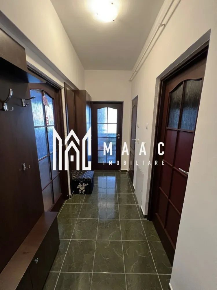 Apartament cu o camera | 45 MPU | Facultatea de Medicina - MAAC Imobiliare propune spre închiriere un apartament decomandat, cu o cameră, având o suprafață totală de 45 m², situat în zona centrală, în imediata apropiere a Facultății de Medicină, Spitalului Județean și Sălii Thalia. Apartamentul este mobilat și utilat complet, dispunând de toate electrocasnicele necesare pentru un confort deplin: mașină de spălat vase, mașină de spălat rufe, uscător de rufe, frigider, cuptor electric, cuptor cu microunde, plită pe gaz, TV și espressor de cafea. Locuința a fost recent zugrăvită și oferă un spațiu bine compartimentat, compus din: bucătărie spațioasă, hol, cămară, debara, baie cu cadă și dormitor generos. De asemenea, locatarii au acces la uscătoria comună aflată pe nivelul etajului, iar blocul este dotat cu lift. O locație excelentă, ideală pentru studenți, medici rezidenți sau persoane care își doresc confort și acces facil către punctele de interes din centrul orașului. Pentru mai multe detalii va rugam specificati telefonic ID: CP2810251