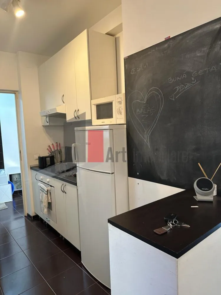 APARTAMENT 2 CAMERE CISMIGIU - Va prezentam spre vanzare apartament de 2 camere situat la cateva minute de Cismigiu.
 Apartamentul este situat la etajul 2 al unui bloc de 4 etaje, blocul avand lift.
 locuinta are 2 camere spatioase , bucatarie functionala, o baie moderna si balcon in suprafata
 de 63 mp si este renovat complet si utilat si mobilat modern.
 Comfortul termic este asigurat de centrala de bloc. 
 Pentru alte imformatii sau vizionare va rugam sunati la 0722 371 033.