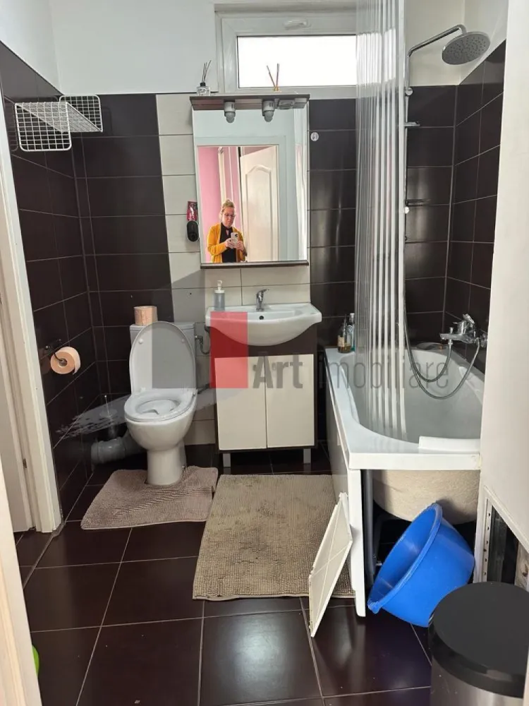 APARTAMENT 2 CAMERE CISMIGIU - Va prezentam spre vanzare apartament de 2 camere situat la cateva minute de Cismigiu.
 Apartamentul este situat la etajul 2 al unui bloc de 4 etaje, blocul avand lift.
 locuinta are 2 camere spatioase , bucatarie functionala, o baie moderna si balcon in suprafata
 de 63 mp si este renovat complet si utilat si mobilat modern.
 Comfortul termic este asigurat de centrala de bloc. 
 Pentru alte imformatii sau vizionare va rugam sunati la 0722 371 033.