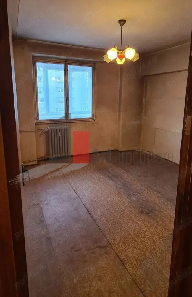 APARTAMENT 3 CAMERE LACUL TEI - Va prezentam spre vanzare un apartament de 3 camere situat pe bulevardul
 Lacul Tei intr-un bloc de apartamente la etajul 1 din 10 in suprafata de 60mp utili.
 Apartamentul se compune din living, 2 dormitoare,bucatarie, baie,hol si 
 necesita renovare completa.
 Comfortul termic este realizat de la sistemul centralizat .
 Pretul este 119 900 euro si este nrgociabil.
 Pentru mai multe detalii sau vizionare sunati la 0722 371 033.