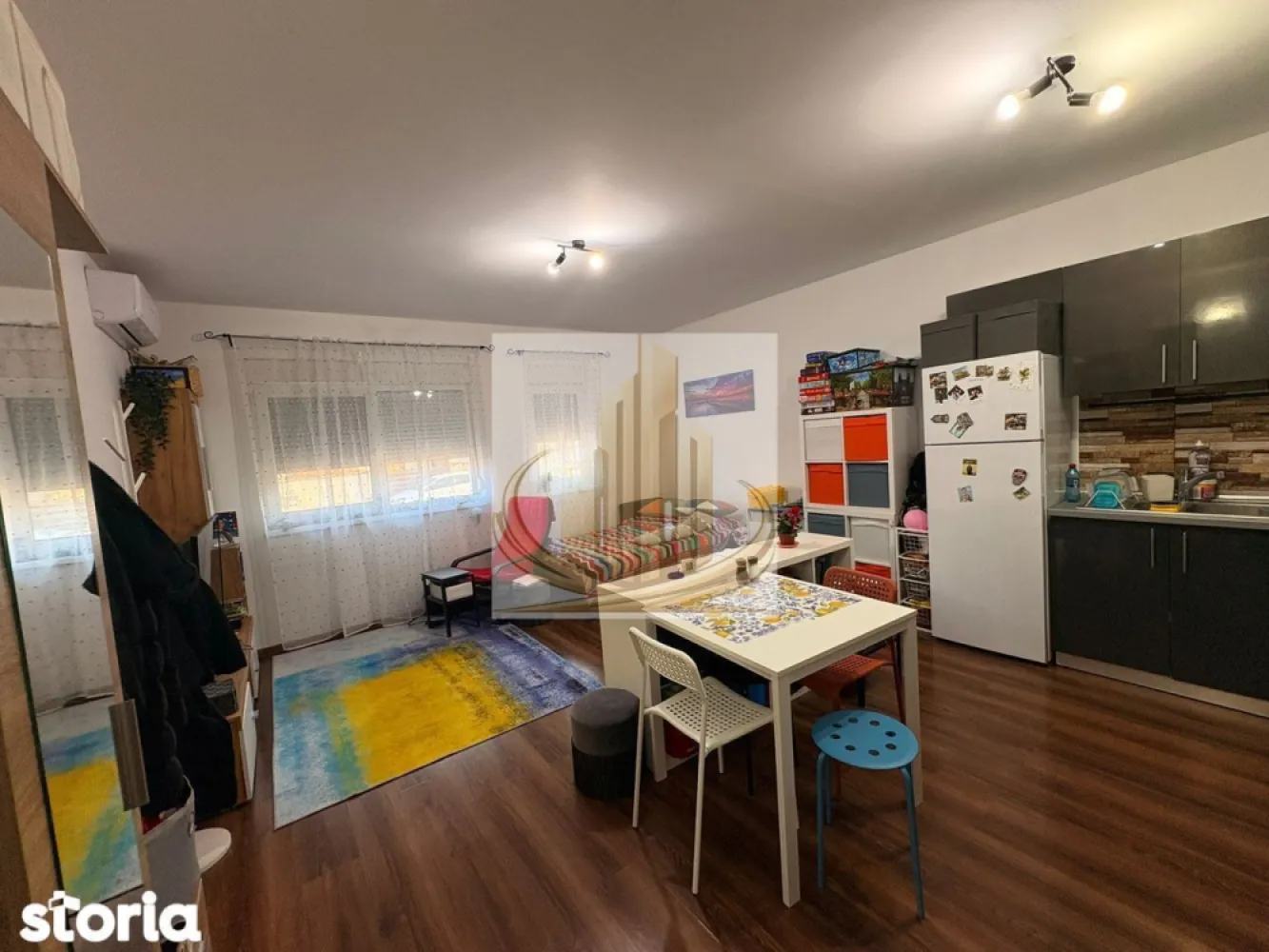 Apartament 2 camere, central Dumbrăvița,44 mp, parter, 2 loc. parcare - Amplasat într-o zonă foarte liniștită, în spatele Tavernei 1929, cu acces rapid către mijloace de transport, școli și magazine, acest apartament este ideal atât pentru locuit, cât și pentru investiție.

Imobilul este situat la parterul unui bloc modern, construit în 2017, oferind confort și acces facil. Apartamentul are o suprafață utilă de 44 mp, este situat la parter și beneficiază de două locuri de parcare incluse, înscrise în CF.

Compartimentarea este eficientă și cuprinde un living open-space cu bucătărie, un dormitor și o baie.

Printre avantajele proprietății se numără poziționarea excelentă într-o zonă centrală din Dumbrăvița, liniștea zonei, accesul rapid la facilități urbane, construcția relativ nouă, încălzirea în pardoseală și aerul condiționat, costurile reduse la utilități, precum și existența unui luminator în bloc care poate fi folosit pentru depozitare, inclusiv pentru biciclete. În apropiere se află și pista de biciclete de pe strada Ion Creangă.

Apartamentul este luminos, eficient compartimentat și ușor de întreținut, fiind o alegere practică pentru orice tip de cumpărător.

Pentru mai multe detalii sau programarea unei vizionări, nu ezitați să ne contactați.

CP3010573