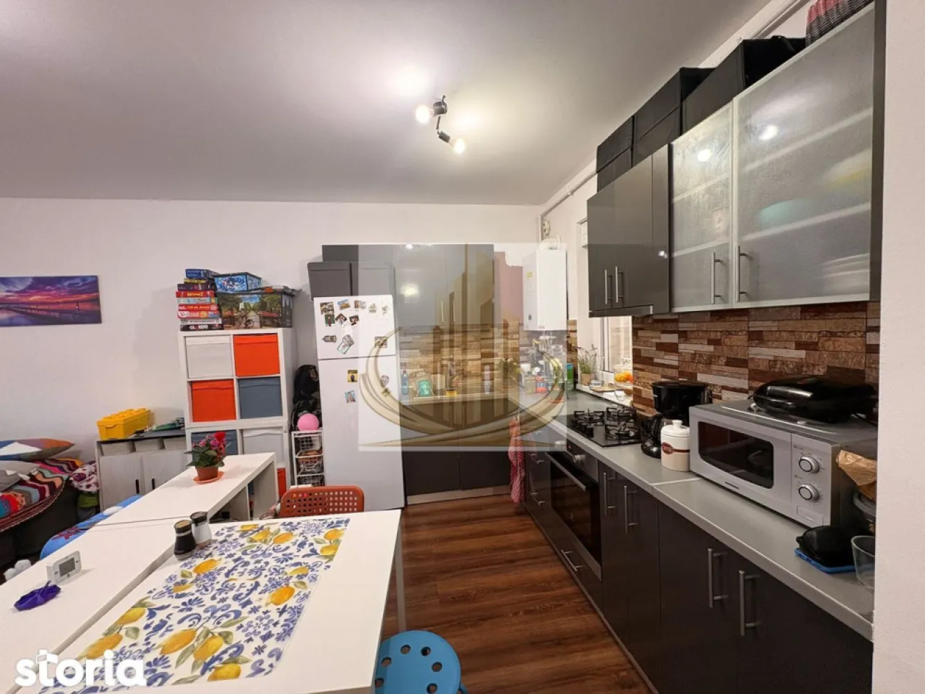 Apartament 2 camere, central Dumbrăvița,44 mp, parter, 2 loc. parcare - Amplasat într-o zonă foarte liniștită, în spatele Tavernei 1929, cu acces rapid către mijloace de transport, școli și magazine, acest apartament este ideal atât pentru locuit, cât și pentru investiție.

Imobilul este situat la parterul unui bloc modern, construit în 2017, oferind confort și acces facil. Apartamentul are o suprafață utilă de 44 mp, este situat la parter și beneficiază de două locuri de parcare incluse, înscrise în CF.

Compartimentarea este eficientă și cuprinde un living open-space cu bucătărie, un dormitor și o baie.

Printre avantajele proprietății se numără poziționarea excelentă într-o zonă centrală din Dumbrăvița, liniștea zonei, accesul rapid la facilități urbane, construcția relativ nouă, încălzirea în pardoseală și aerul condiționat, costurile reduse la utilități, precum și existența unui luminator în bloc care poate fi folosit pentru depozitare, inclusiv pentru biciclete. În apropiere se află și pista de biciclete de pe strada Ion Creangă.

Apartamentul este luminos, eficient compartimentat și ușor de întreținut, fiind o alegere practică pentru orice tip de cumpărător.

Pentru mai multe detalii sau programarea unei vizionări, nu ezitați să ne contactați.

CP3010573