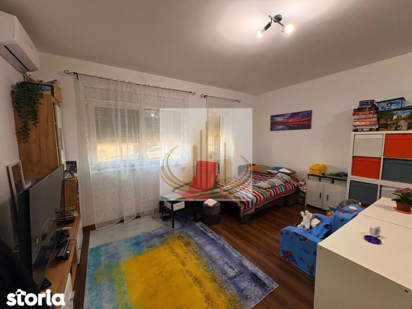 Apartament 2 camere, central Dumbrăvița,44 mp, parter, 2 loc. parcare - Amplasat într-o zonă foarte liniștită, în spatele Tavernei 1929, cu acces rapid către mijloace de transport, școli și magazine, acest apartament este ideal atât pentru locuit, cât și pentru investiție.

Imobilul este situat la parterul unui bloc modern, construit în 2017, oferind confort și acces facil. Apartamentul are o suprafață utilă de 44 mp, este situat la parter și beneficiază de două locuri de parcare incluse, înscrise în CF.

Compartimentarea este eficientă și cuprinde un living open-space cu bucătărie, un dormitor și o baie.

Printre avantajele proprietății se numără poziționarea excelentă într-o zonă centrală din Dumbrăvița, liniștea zonei, accesul rapid la facilități urbane, construcția relativ nouă, încălzirea în pardoseală și aerul condiționat, costurile reduse la utilități, precum și existența unui luminator în bloc care poate fi folosit pentru depozitare, inclusiv pentru biciclete. În apropiere se află și pista de biciclete de pe strada Ion Creangă.

Apartamentul este luminos, eficient compartimentat și ușor de întreținut, fiind o alegere practică pentru orice tip de cumpărător.

Pentru mai multe detalii sau programarea unei vizionări, nu ezitați să ne contactați.

CP3010573
