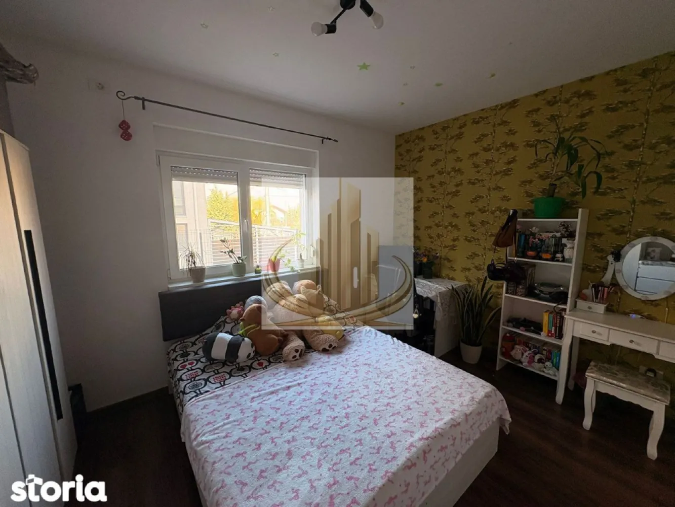 Apartament 2 camere, central Dumbrăvița,44 mp, parter, 2 loc. parcare - Amplasat într-o zonă foarte liniștită, în spatele Tavernei 1929, cu acces rapid către mijloace de transport, școli și magazine, acest apartament este ideal atât pentru locuit, cât și pentru investiție.

Imobilul este situat la parterul unui bloc modern, construit în 2017, oferind confort și acces facil. Apartamentul are o suprafață utilă de 44 mp, este situat la parter și beneficiază de două locuri de parcare incluse, înscrise în CF.

Compartimentarea este eficientă și cuprinde un living open-space cu bucătărie, un dormitor și o baie.

Printre avantajele proprietății se numără poziționarea excelentă într-o zonă centrală din Dumbrăvița, liniștea zonei, accesul rapid la facilități urbane, construcția relativ nouă, încălzirea în pardoseală și aerul condiționat, costurile reduse la utilități, precum și existența unui luminator în bloc care poate fi folosit pentru depozitare, inclusiv pentru biciclete. În apropiere se află și pista de biciclete de pe strada Ion Creangă.

Apartamentul este luminos, eficient compartimentat și ușor de întreținut, fiind o alegere practică pentru orice tip de cumpărător.

Pentru mai multe detalii sau programarea unei vizionări, nu ezitați să ne contactați.

CP3010573