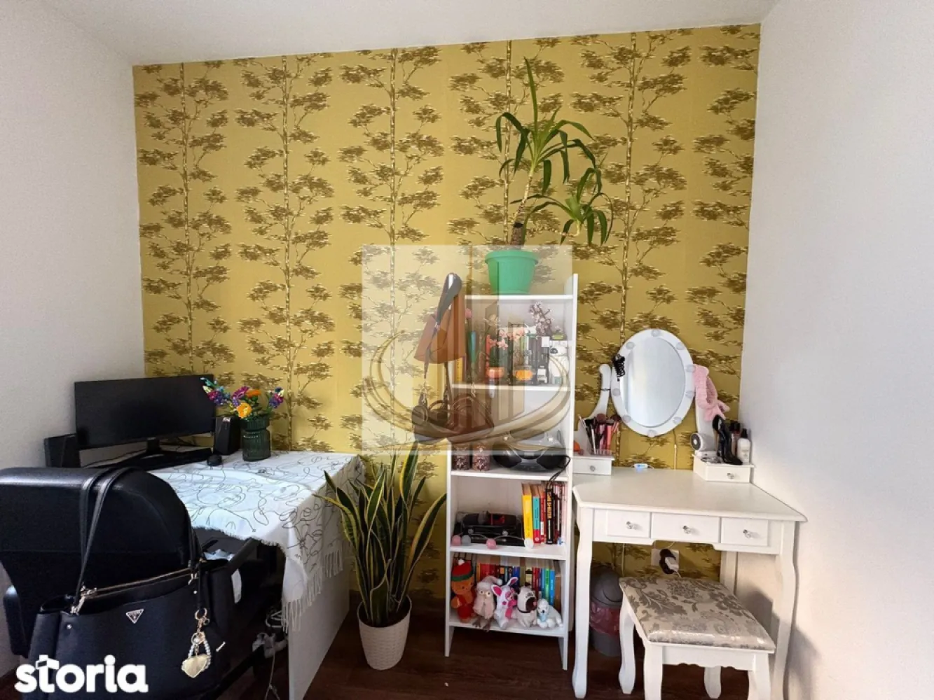 Apartament 2 camere, central Dumbrăvița,44 mp, parter, 2 loc. parcare - Amplasat într-o zonă foarte liniștită, în spatele Tavernei 1929, cu acces rapid către mijloace de transport, școli și magazine, acest apartament este ideal atât pentru locuit, cât și pentru investiție.

Imobilul este situat la parterul unui bloc modern, construit în 2017, oferind confort și acces facil. Apartamentul are o suprafață utilă de 44 mp, este situat la parter și beneficiază de două locuri de parcare incluse, înscrise în CF.

Compartimentarea este eficientă și cuprinde un living open-space cu bucătărie, un dormitor și o baie.

Printre avantajele proprietății se numără poziționarea excelentă într-o zonă centrală din Dumbrăvița, liniștea zonei, accesul rapid la facilități urbane, construcția relativ nouă, încălzirea în pardoseală și aerul condiționat, costurile reduse la utilități, precum și existența unui luminator în bloc care poate fi folosit pentru depozitare, inclusiv pentru biciclete. În apropiere se află și pista de biciclete de pe strada Ion Creangă.

Apartamentul este luminos, eficient compartimentat și ușor de întreținut, fiind o alegere practică pentru orice tip de cumpărător.

Pentru mai multe detalii sau programarea unei vizionări, nu ezitați să ne contactați.

CP3010573