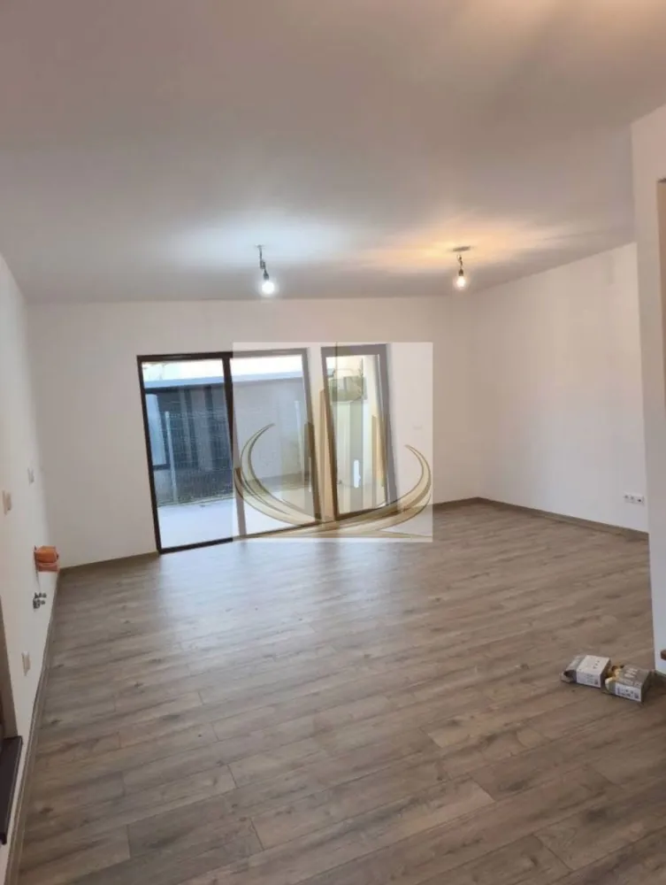 Duplex modern 4 camere în Moșnița Nouă, lângă Lidl – curte 280 mp - Grand Mobilis Imobiliare vă prezintă o oportunitate exclusivă de achiziție în Moșnița Nouă, într-o zonă în plină dezvoltare, pe strada Bolero, în imediata apropiere a noului Lidl.

Descoperiți un duplex modern, construit pe structură metalică, conceput pentru confort, eficiență și un stil de viață contemporan, ideal atât pentru locuire, cât și ca investiție sigură.

Detalii proprietate:
 • Suprafață utilă: 105 mp
 • Regim de înălțime: Parter + Etaj
 • Teren: 280 mp
 • 2 locuri de parcare incluse

Compartimentare inteligentă:

Parter:
 • Cameră tehnică
 • Baie cu duș
 • Cămară (debara) sub scări
 • Living generos cu bucătărie open space și acces direct pe terasă

Etaj:
 • 3 dormitoare luminoase
 • Baie cu cadă
 • Balcon și terasă

Dotări și finisaje:
 • Tâmplărie PVC tripan REHAU – eficiență energetică superioară
 • Încălzire în pardoseală cu centrală proprie
 • Scară interioară din lemn masiv de stejar
 • Toate utilitățile disponibile

Proprietatea oferă un echilibru excelent între spațiu, funcționalitate și poziționare, fiind alegerea ideală pentru o familie care își dorește liniște și acces rapid către oraș.

Preț: 116.000 euro (fix)

În plus, există posibilitatea achiziționării celeilalte unități de duplex, aflată la stadiul „gri”, oferind libertatea de personalizare completă:

Preț unitate la gri: 90.000 euro (fix)

Pentru detalii suplimentare și programarea unei vizionări, echipa Grand Mobilis Imobiliare vă stă la dispoziție.

CP3010339