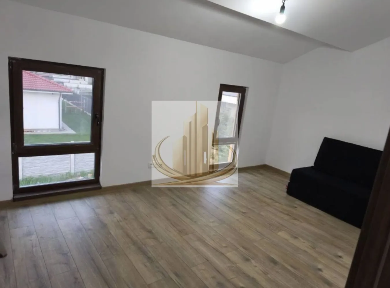 Duplex modern 4 camere în Moșnița Nouă, lângă Lidl – curte 280 mp - Grand Mobilis Imobiliare vă prezintă o oportunitate exclusivă de achiziție în Moșnița Nouă, într-o zonă în plină dezvoltare, pe strada Bolero, în imediata apropiere a noului Lidl.

Descoperiți un duplex modern, construit pe structură metalică, conceput pentru confort, eficiență și un stil de viață contemporan, ideal atât pentru locuire, cât și ca investiție sigură.

Detalii proprietate:
 • Suprafață utilă: 105 mp
 • Regim de înălțime: Parter + Etaj
 • Teren: 280 mp
 • 2 locuri de parcare incluse

Compartimentare inteligentă:

Parter:
 • Cameră tehnică
 • Baie cu duș
 • Cămară (debara) sub scări
 • Living generos cu bucătărie open space și acces direct pe terasă

Etaj:
 • 3 dormitoare luminoase
 • Baie cu cadă
 • Balcon și terasă

Dotări și finisaje:
 • Tâmplărie PVC tripan REHAU – eficiență energetică superioară
 • Încălzire în pardoseală cu centrală proprie
 • Scară interioară din lemn masiv de stejar
 • Toate utilitățile disponibile

Proprietatea oferă un echilibru excelent între spațiu, funcționalitate și poziționare, fiind alegerea ideală pentru o familie care își dorește liniște și acces rapid către oraș.

Preț: 116.000 euro (fix)

În plus, există posibilitatea achiziționării celeilalte unități de duplex, aflată la stadiul „gri”, oferind libertatea de personalizare completă:

Preț unitate la gri: 90.000 euro (fix)

Pentru detalii suplimentare și programarea unei vizionări, echipa Grand Mobilis Imobiliare vă stă la dispoziție.

CP3010339