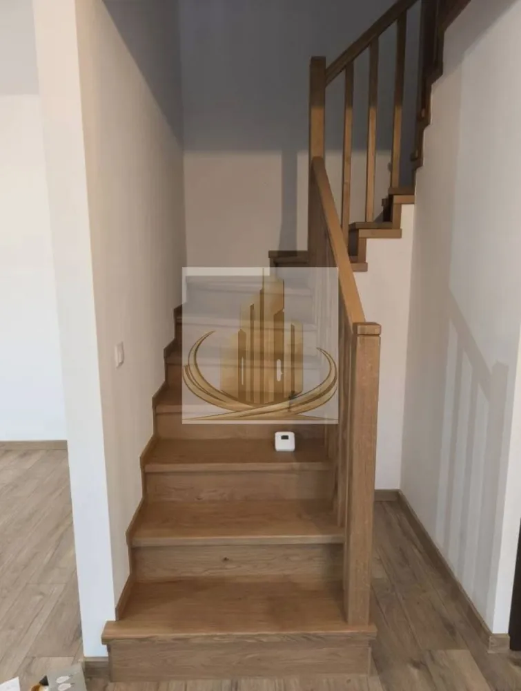 Duplex modern 4 camere în Moșnița Nouă, lângă Lidl – curte 280 mp - Grand Mobilis Imobiliare vă prezintă o oportunitate exclusivă de achiziție în Moșnița Nouă, într-o zonă în plină dezvoltare, pe strada Bolero, în imediata apropiere a noului Lidl.

Descoperiți un duplex modern, construit pe structură metalică, conceput pentru confort, eficiență și un stil de viață contemporan, ideal atât pentru locuire, cât și ca investiție sigură.

Detalii proprietate:
 • Suprafață utilă: 105 mp
 • Regim de înălțime: Parter + Etaj
 • Teren: 280 mp
 • 2 locuri de parcare incluse

Compartimentare inteligentă:

Parter:
 • Cameră tehnică
 • Baie cu duș
 • Cămară (debara) sub scări
 • Living generos cu bucătărie open space și acces direct pe terasă

Etaj:
 • 3 dormitoare luminoase
 • Baie cu cadă
 • Balcon și terasă

Dotări și finisaje:
 • Tâmplărie PVC tripan REHAU – eficiență energetică superioară
 • Încălzire în pardoseală cu centrală proprie
 • Scară interioară din lemn masiv de stejar
 • Toate utilitățile disponibile

Proprietatea oferă un echilibru excelent între spațiu, funcționalitate și poziționare, fiind alegerea ideală pentru o familie care își dorește liniște și acces rapid către oraș.

Preț: 116.000 euro (fix)

În plus, există posibilitatea achiziționării celeilalte unități de duplex, aflată la stadiul „gri”, oferind libertatea de personalizare completă:

Preț unitate la gri: 90.000 euro (fix)

Pentru detalii suplimentare și programarea unei vizionări, echipa Grand Mobilis Imobiliare vă stă la dispoziție.

CP3010339