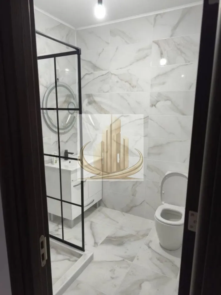 Duplex modern 4 camere în Moșnița Nouă, lângă Lidl – curte 280 mp - Grand Mobilis Imobiliare vă prezintă o oportunitate exclusivă de achiziție în Moșnița Nouă, într-o zonă în plină dezvoltare, pe strada Bolero, în imediata apropiere a noului Lidl.

Descoperiți un duplex modern, construit pe structură metalică, conceput pentru confort, eficiență și un stil de viață contemporan, ideal atât pentru locuire, cât și ca investiție sigură.

Detalii proprietate:
 • Suprafață utilă: 105 mp
 • Regim de înălțime: Parter + Etaj
 • Teren: 280 mp
 • 2 locuri de parcare incluse

Compartimentare inteligentă:

Parter:
 • Cameră tehnică
 • Baie cu duș
 • Cămară (debara) sub scări
 • Living generos cu bucătărie open space și acces direct pe terasă

Etaj:
 • 3 dormitoare luminoase
 • Baie cu cadă
 • Balcon și terasă

Dotări și finisaje:
 • Tâmplărie PVC tripan REHAU – eficiență energetică superioară
 • Încălzire în pardoseală cu centrală proprie
 • Scară interioară din lemn masiv de stejar
 • Toate utilitățile disponibile

Proprietatea oferă un echilibru excelent între spațiu, funcționalitate și poziționare, fiind alegerea ideală pentru o familie care își dorește liniște și acces rapid către oraș.

Preț: 116.000 euro (fix)

În plus, există posibilitatea achiziționării celeilalte unități de duplex, aflată la stadiul „gri”, oferind libertatea de personalizare completă:

Preț unitate la gri: 90.000 euro (fix)

Pentru detalii suplimentare și programarea unei vizionări, echipa Grand Mobilis Imobiliare vă stă la dispoziție.

CP3010339