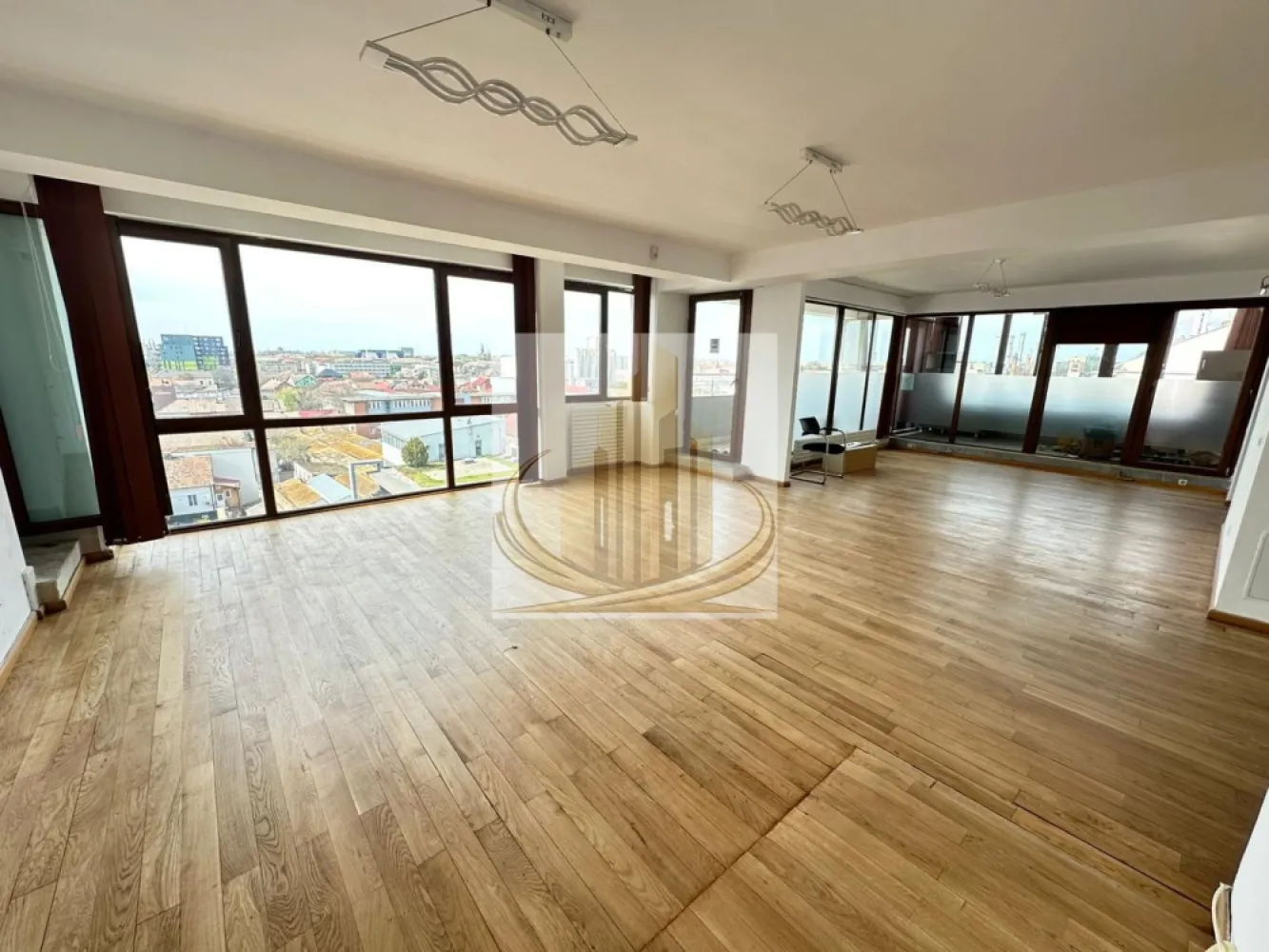 Penthouse Ștefan cel Mare | Spațiu birouri / clinică / beauty | Terasă - Grand Mobilis Imobiliare are plăcerea de a vă prezenta spre vânzare un spațiu versatil, ideal pentru birouri, clinică sau activități de înfrumusețare, situat într-un apartament tip penthouse, pe Ștefan cel Mare, la etajul 7 al unui imobil dotat cu lift.

Proprietatea beneficiază de o compartimentare eficientă și este compusă din:

* 3 camere spațioase
* 2 băi
* 2 balcoane
* Terasă generoasă de 150 mp, situată pe acoperiș și înscrisă în CF

Spațiul este potrivit pentru orice tip de activitate profesională, inclusiv salon de înfrumusețare, oferind flexibilitate și vizibilitate excelentă.

Proprietatea are potențial investițional ridicat, putând genera venituri de aproximativ 800–900 euro/lună din chirii. În prezent, spațiul nu este închiriat.

Dotări:

* geamuri termopan
* aparate de aer condiționat în fiecare cameră
* încălzire prin calorifere
* parchet din lemn masiv

Pentru mai multe detalii sau programarea unei vizionări, echipa Grand Mobilis Imobiliare vă stă la dispoziție!

ID intern: CP3013544