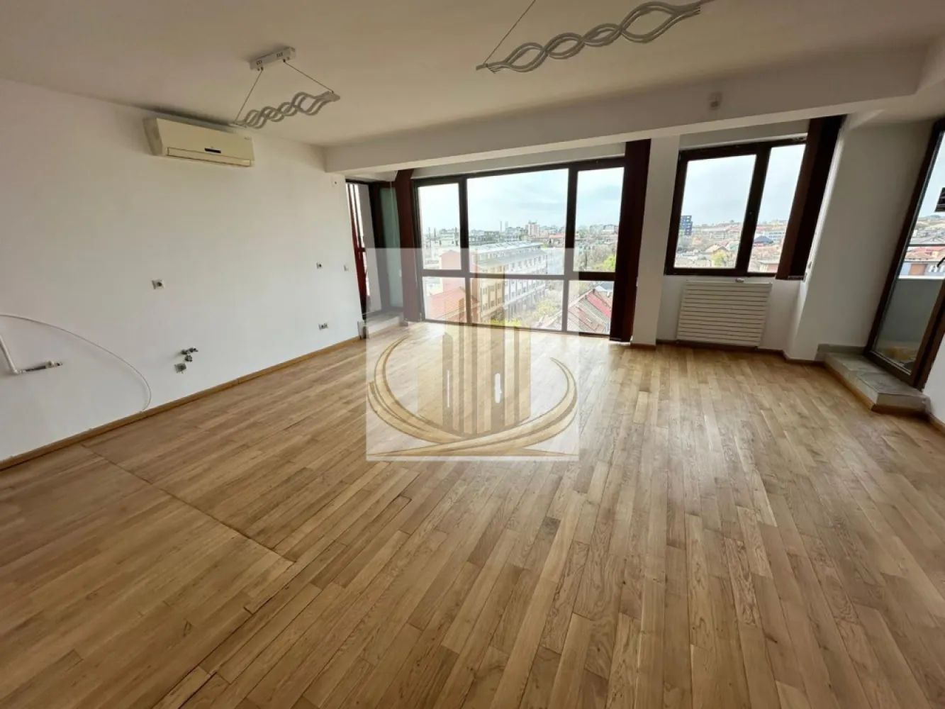 Penthouse Ștefan cel Mare | Spațiu birouri / clinică / beauty | Terasă - Grand Mobilis Imobiliare are plăcerea de a vă prezenta spre vânzare un spațiu versatil, ideal pentru birouri, clinică sau activități de înfrumusețare, situat într-un apartament tip penthouse, pe Ștefan cel Mare, la etajul 7 al unui imobil dotat cu lift.

Proprietatea beneficiază de o compartimentare eficientă și este compusă din:

* 3 camere spațioase
* 2 băi
* 2 balcoane
* Terasă generoasă de 150 mp, situată pe acoperiș și înscrisă în CF

Spațiul este potrivit pentru orice tip de activitate profesională, inclusiv salon de înfrumusețare, oferind flexibilitate și vizibilitate excelentă.

Proprietatea are potențial investițional ridicat, putând genera venituri de aproximativ 800–900 euro/lună din chirii. În prezent, spațiul nu este închiriat.

Dotări:

* geamuri termopan
* aparate de aer condiționat în fiecare cameră
* încălzire prin calorifere
* parchet din lemn masiv

Pentru mai multe detalii sau programarea unei vizionări, echipa Grand Mobilis Imobiliare vă stă la dispoziție!

ID intern: CP3013544